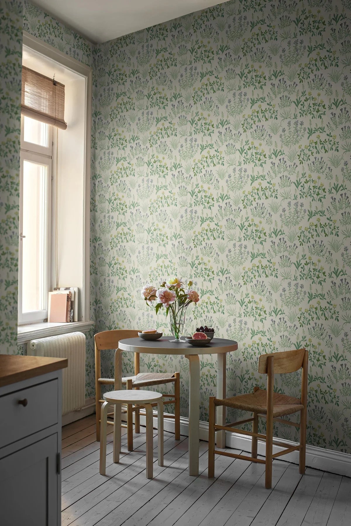 NORAS ANG white floral plant motif wallpaper with green