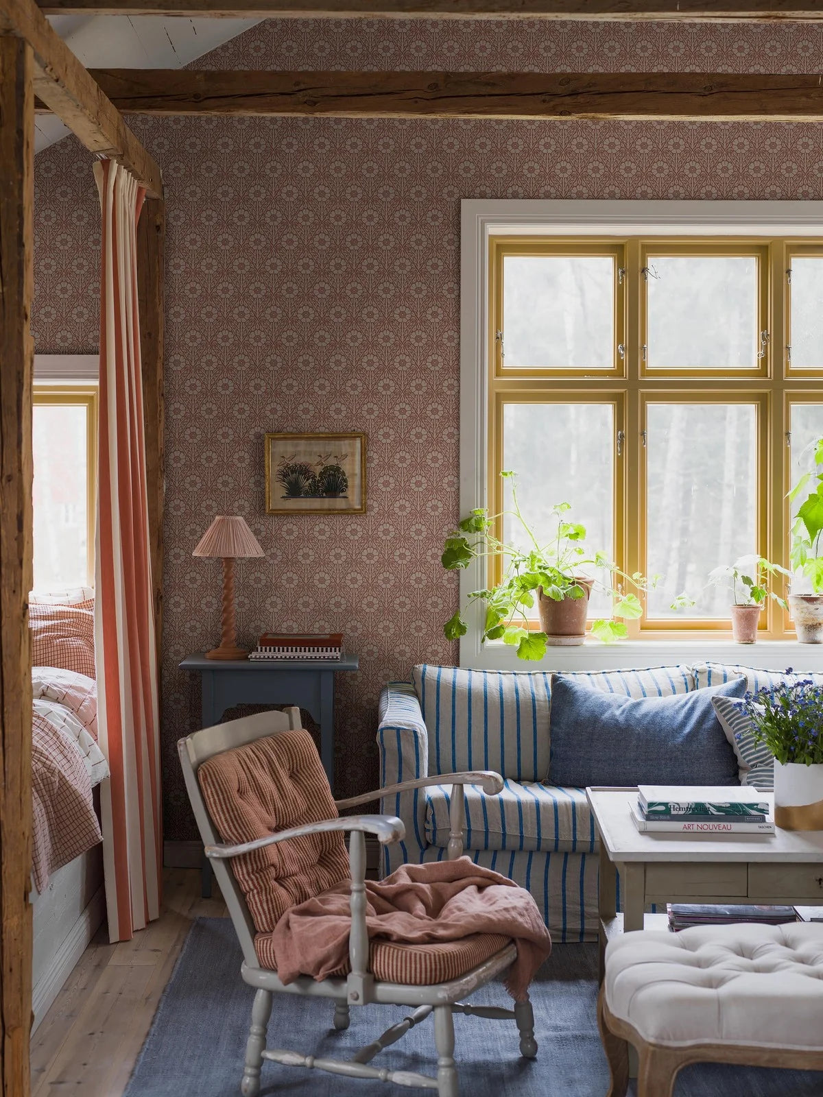 Tapeta s rastlinným motívom v kvetoch NYPONROS terakota s bielou