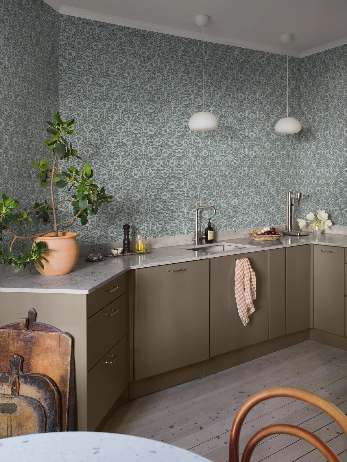 Tapeta s rastlinným motívom v kvetoch NYPONROS modrá s bielou