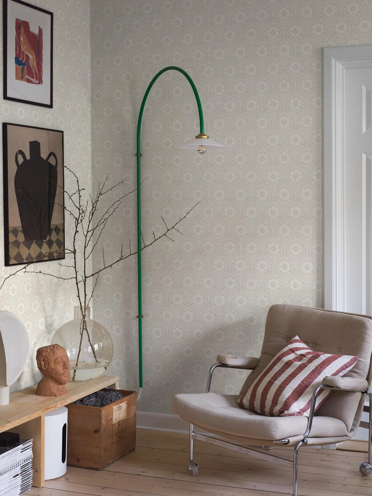 Tapeta s rastlinným motívom v kvetoch NYPONROS šedo béžová s bielou