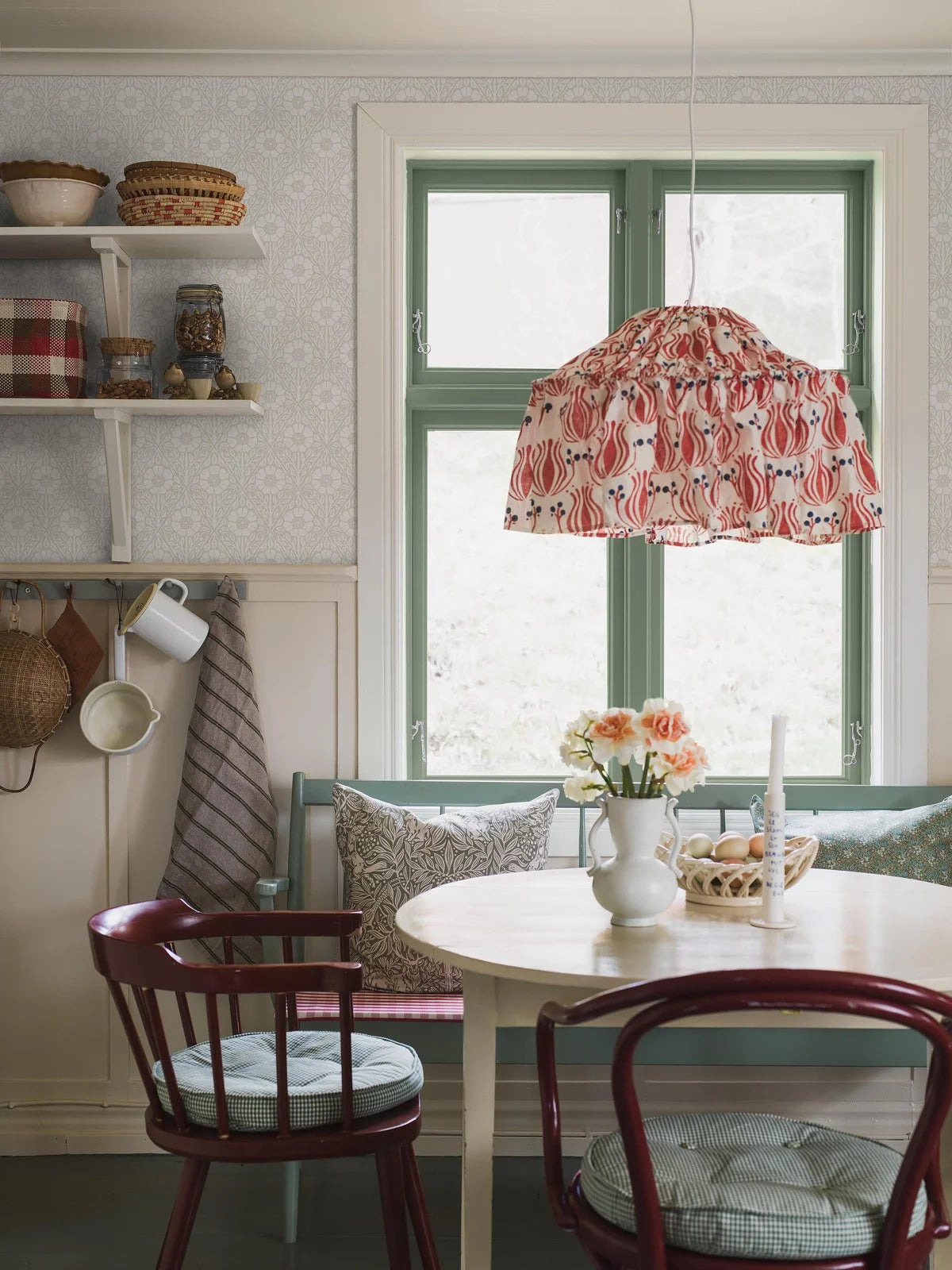 Tapeta s rastlinným motívom v kvetoch NYPONROS šedo béžová s bielou