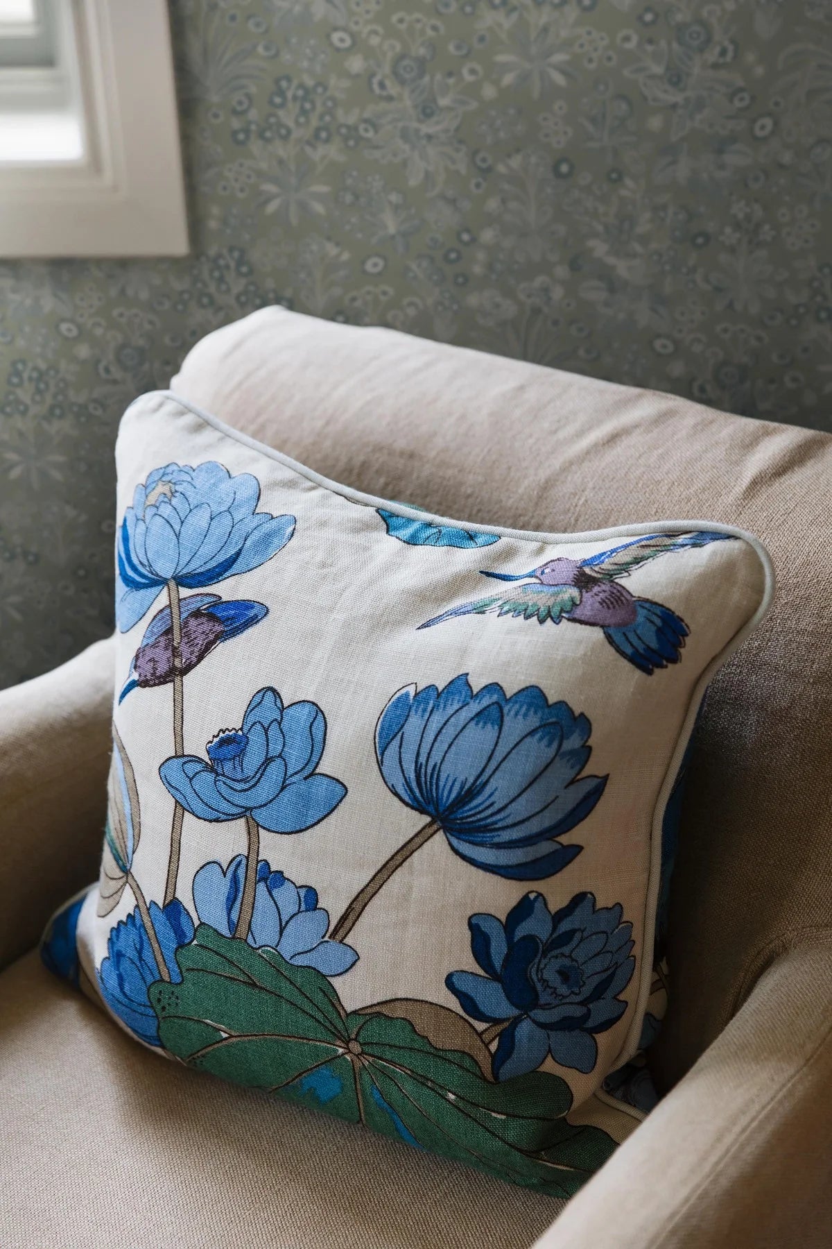 Tapeta s rastlinným motívom kvetov TUVA khaki s krémovou farbou