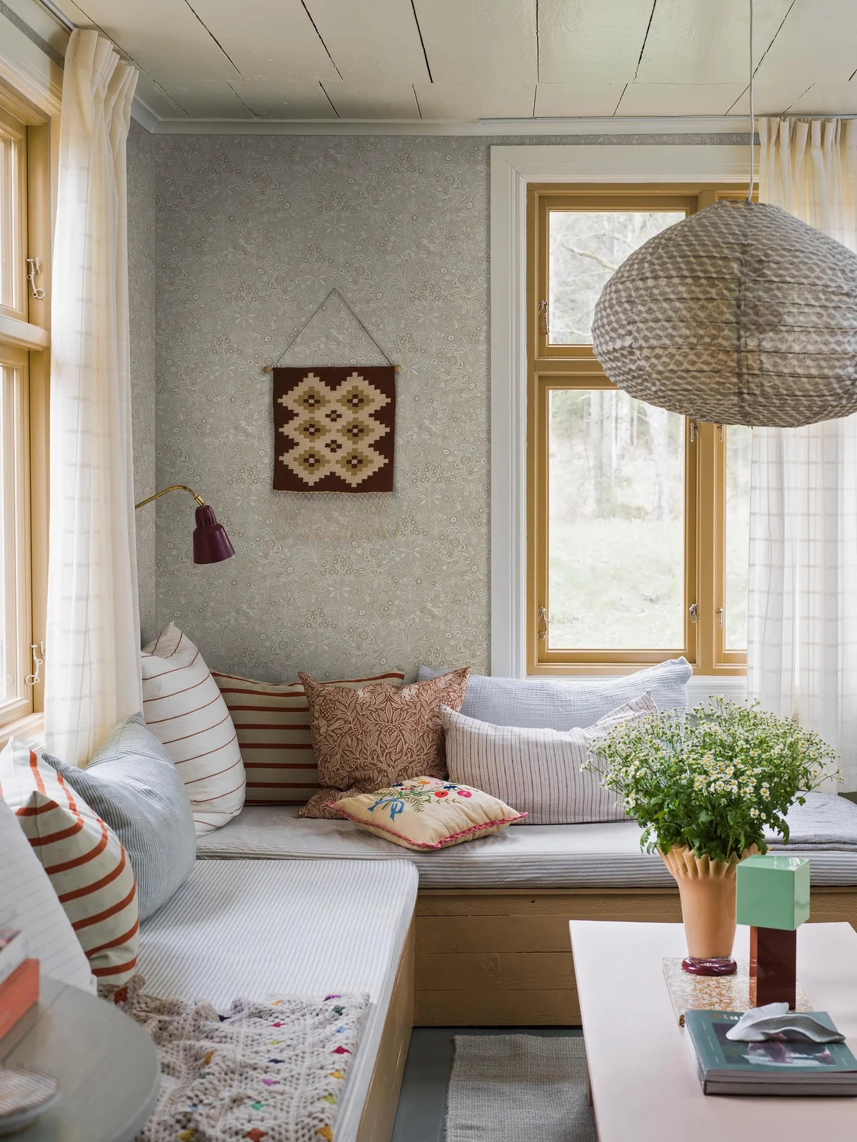 Tapeta s rastlinným motívom kvetov TUVA béžová s krémovou