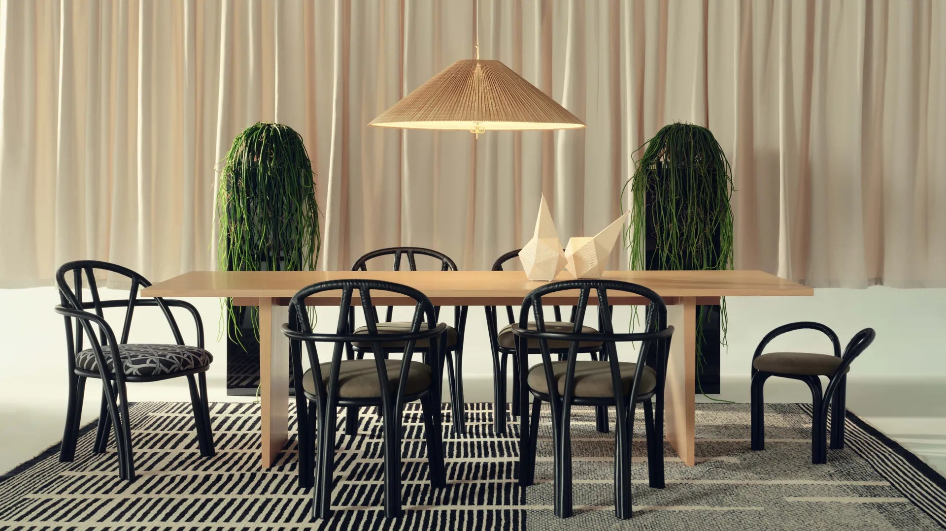 Čalúnená stolička BISTRA s ratanovým ebenovým podstavcom