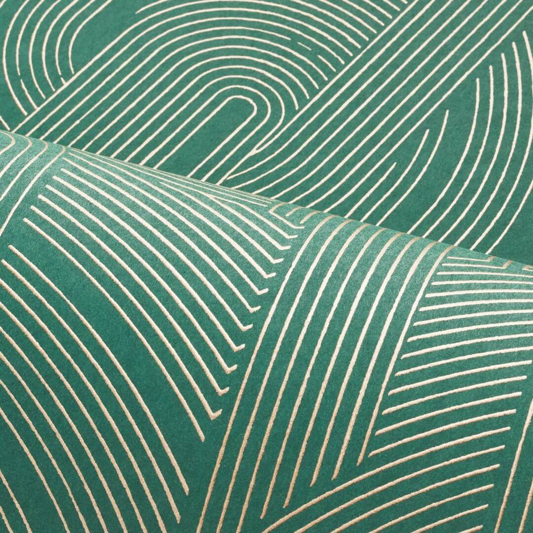 Metallic wallpaper with a geometric striped pattern PORTE DORÉE - ÉMERAUDE/DORÉ emerald green with gold
