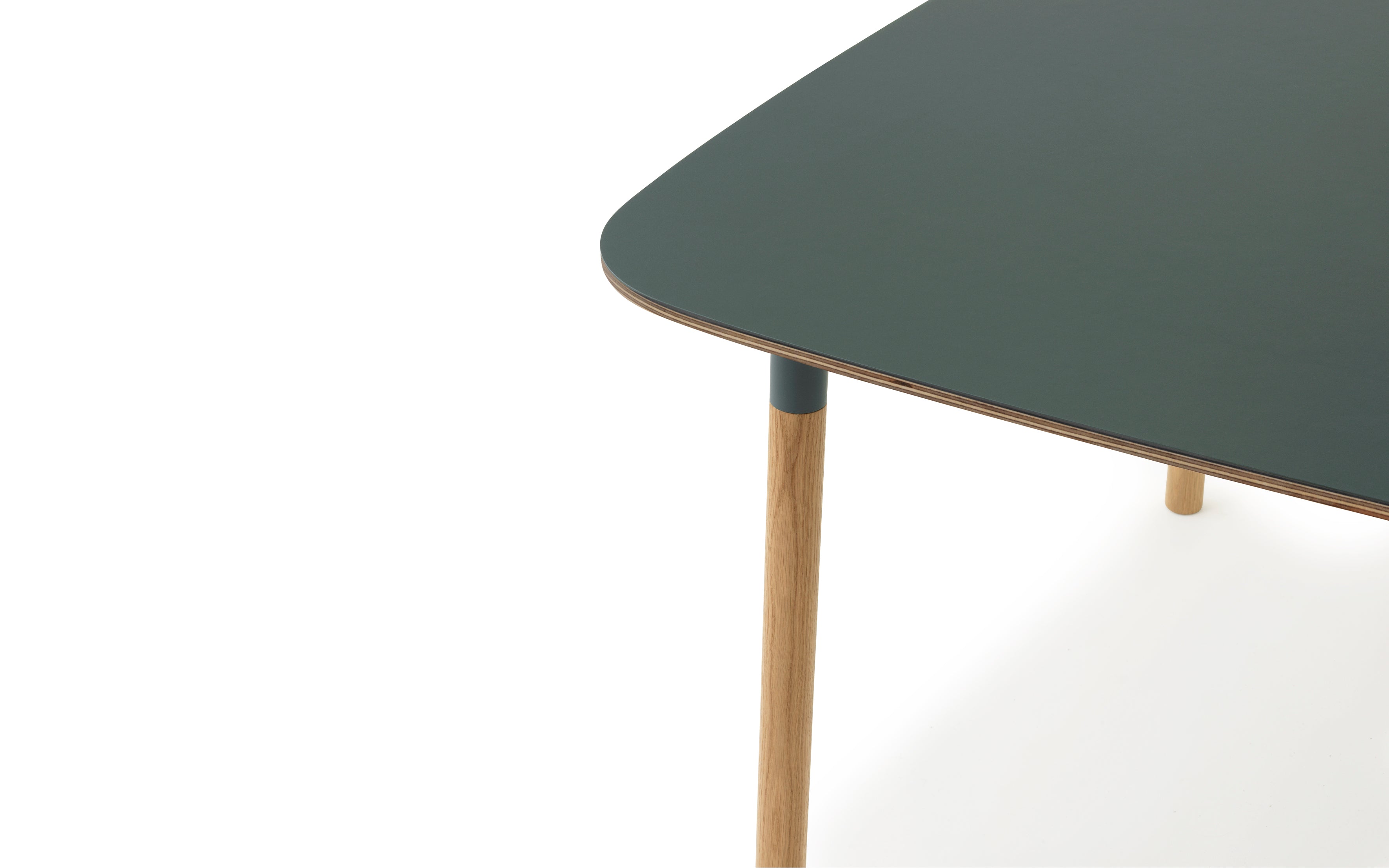 Stôl FORM zelená doska s dubovou základňou