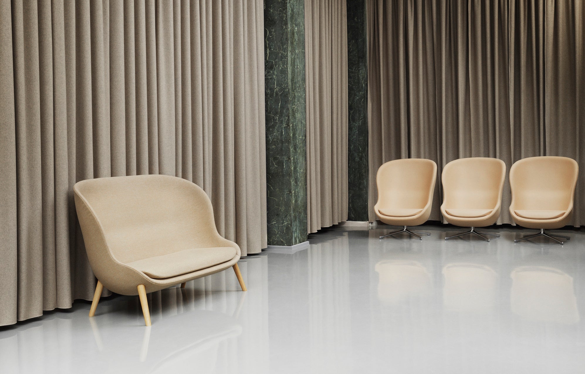 Pohovka čalúnená HYG s dubovým podstavcom