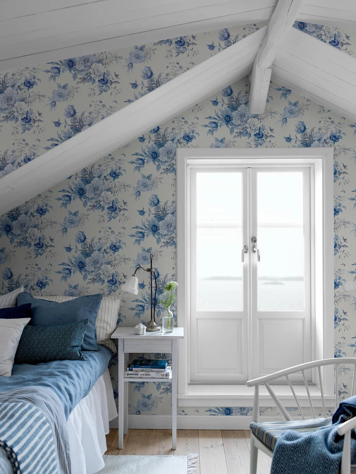 Non-woven paper wallpaper with a floral pattern FLORAL CHARM warm white with blue
