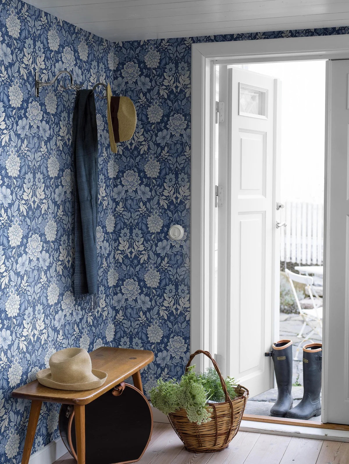 Papierová flizelínová tapeta s rastlinným vzorom DAHLIA GARDEN modrá s bielou