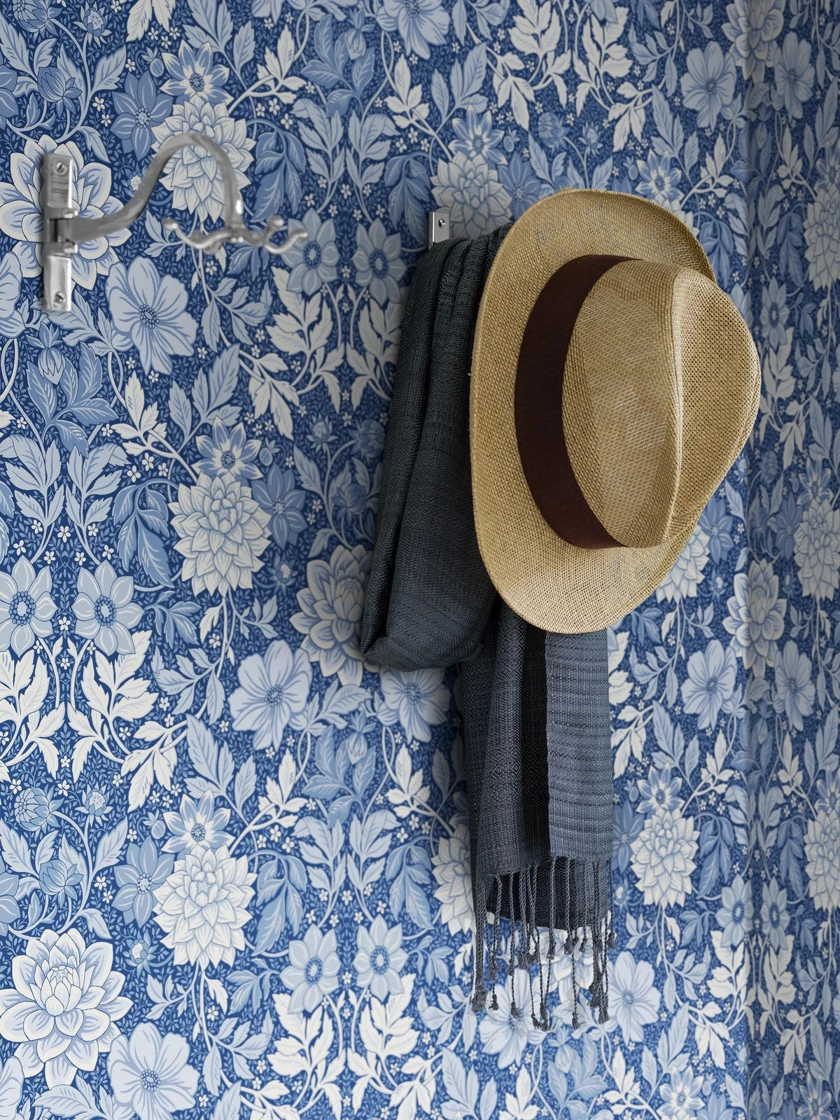 Papierová flizelínová tapeta s rastlinným vzorom DAHLIA GARDEN modrá s bielou