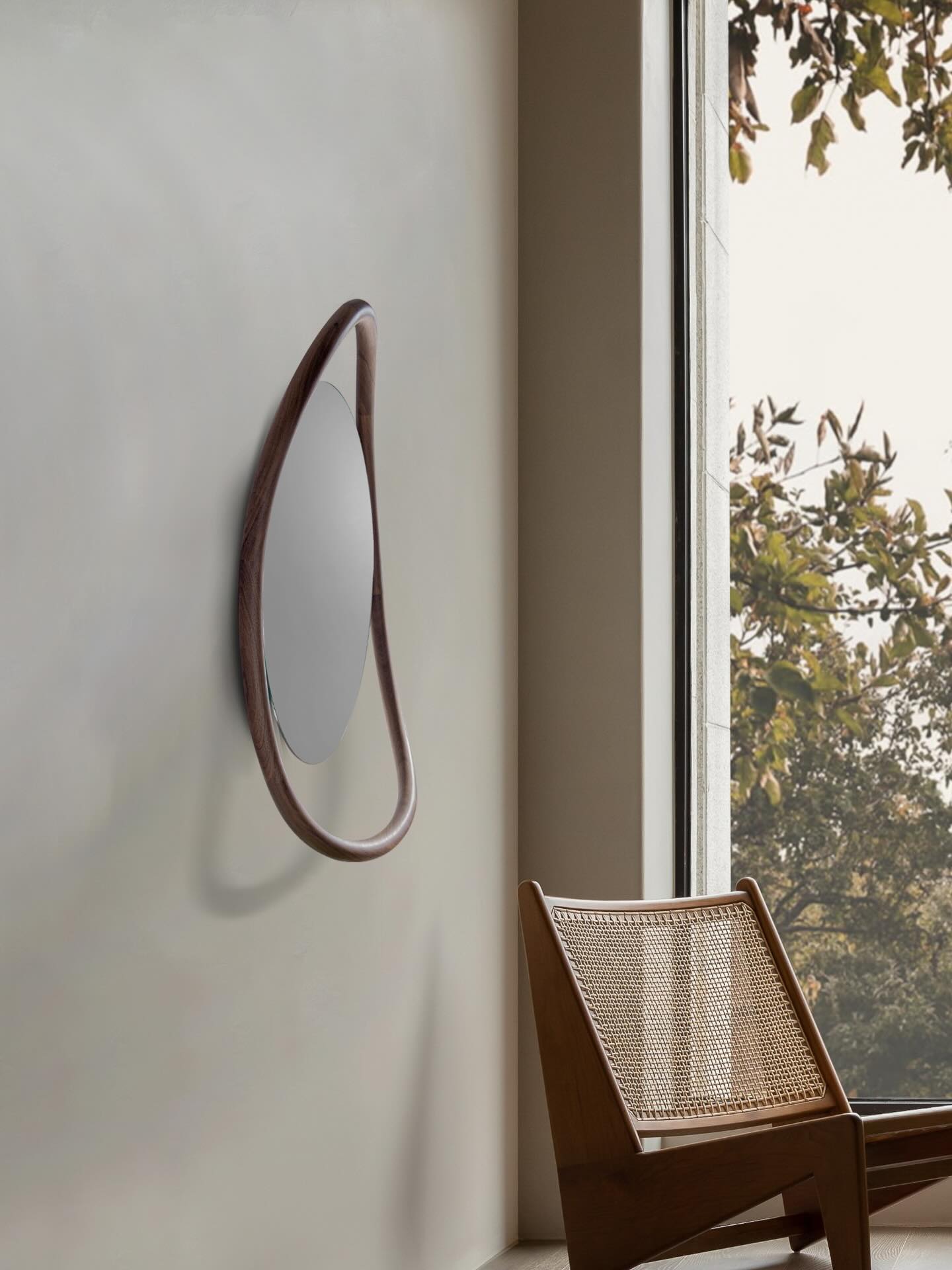 Nástenné svietidlo UNUT z ľahkého orechového dreva