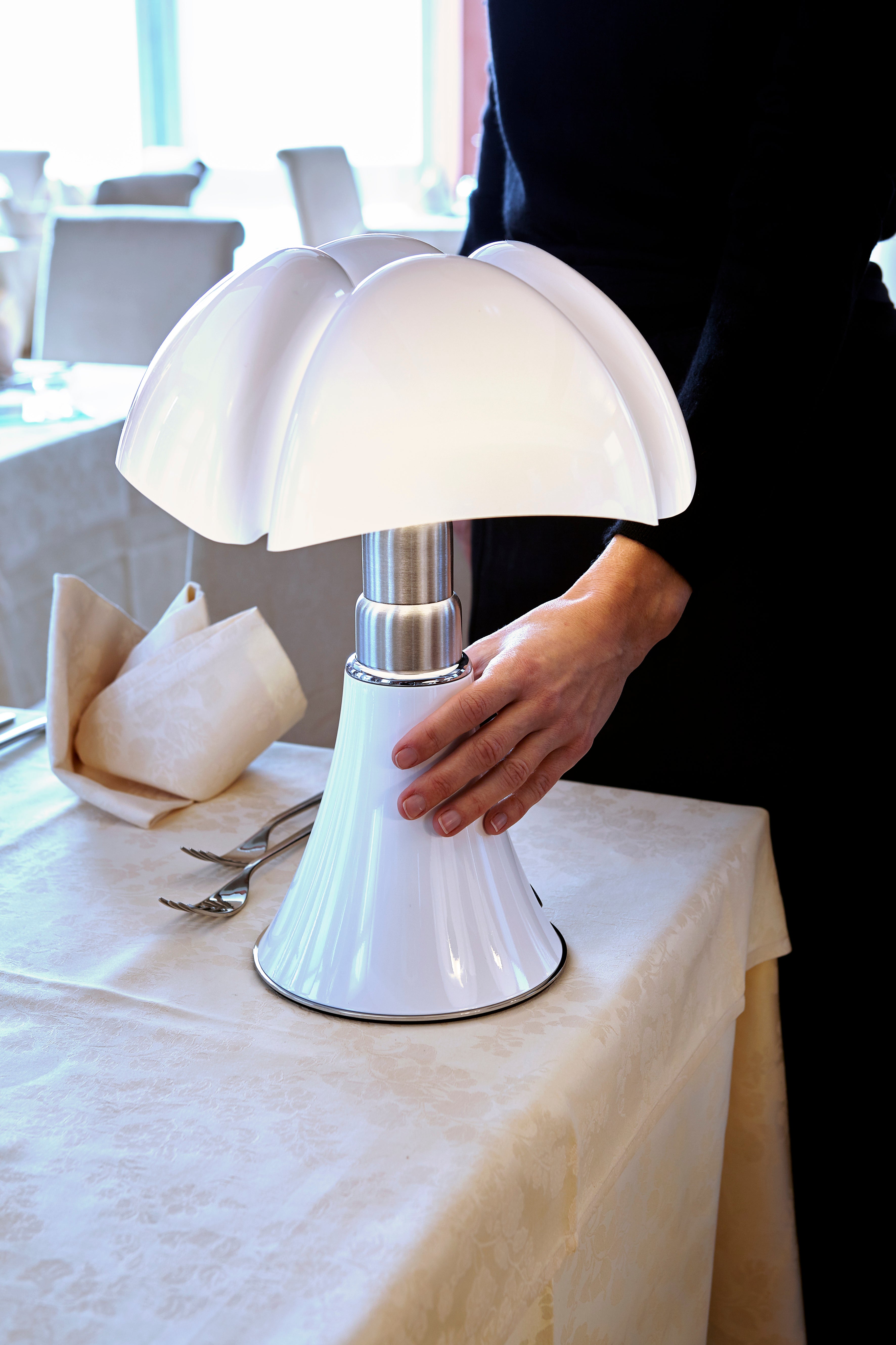 Stolná lampa MINIPIPISTRELLO s opálovým tienidlo a bielym podstavcom