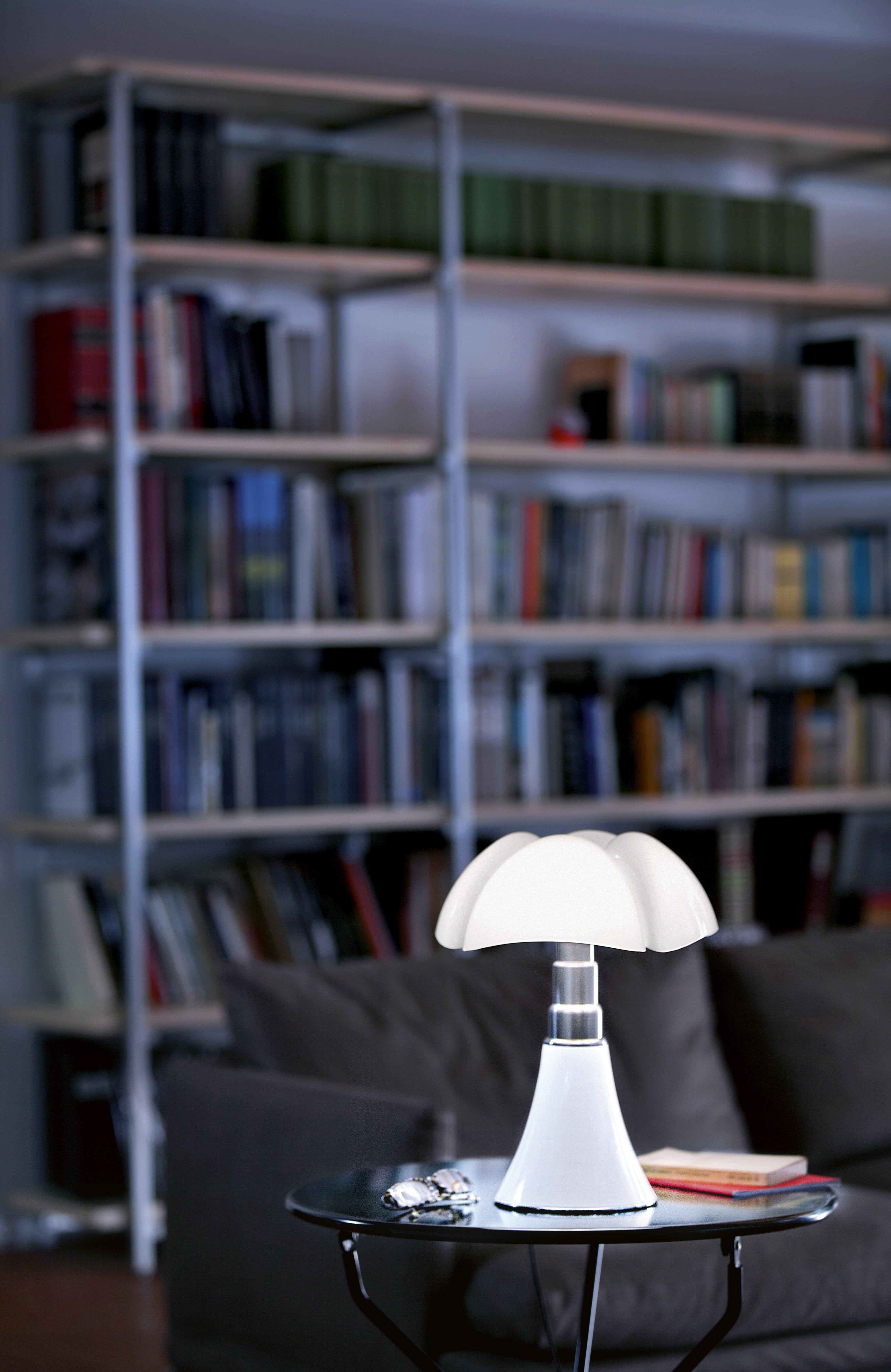 Stolná lampa MINIPIPISTRELLO s opálovým tienidlo a bielym podstavcom