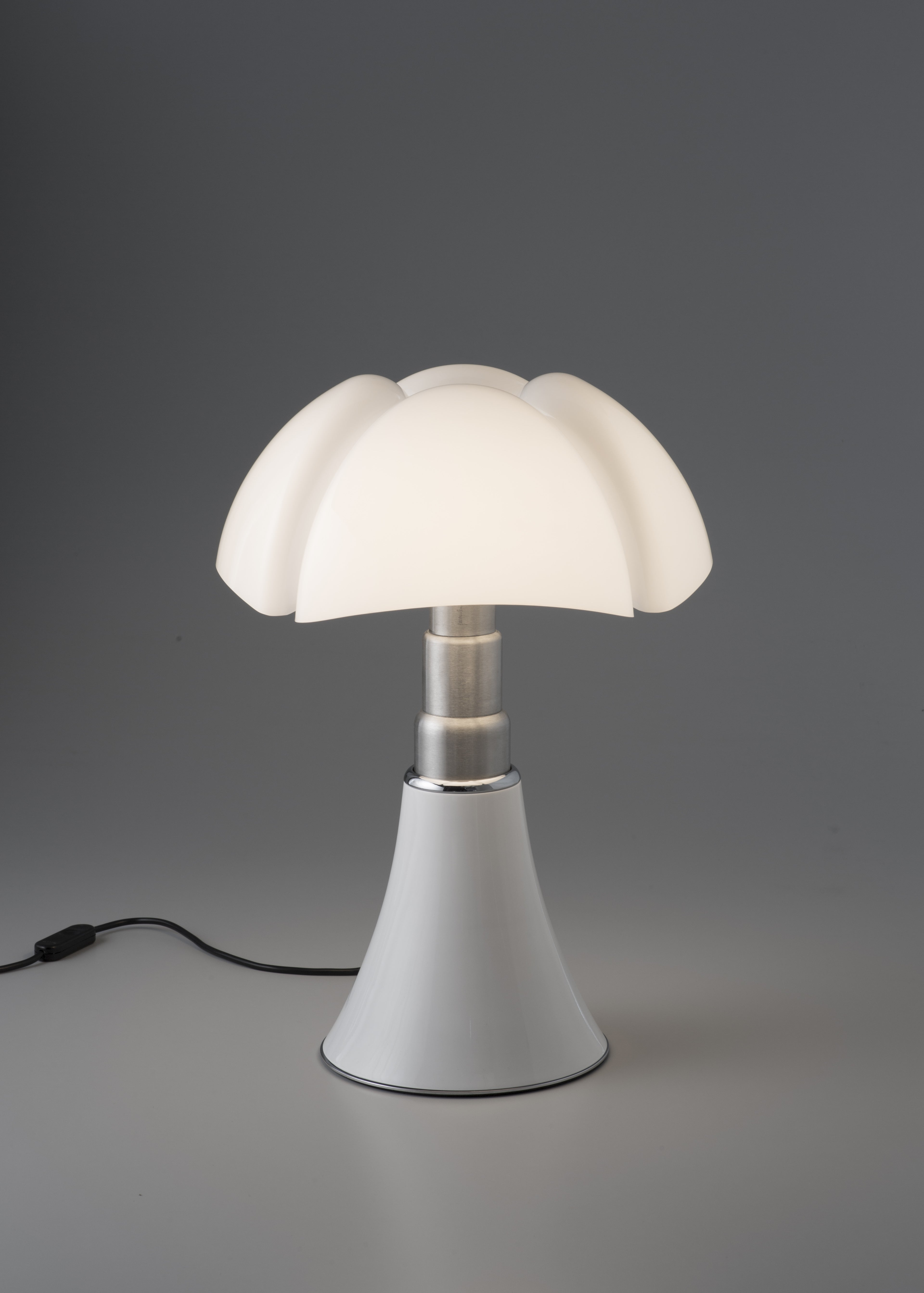 Stolná lampa PIPISTRELLO MEDIUM s opálovým tienidlo a bielym podstavcom