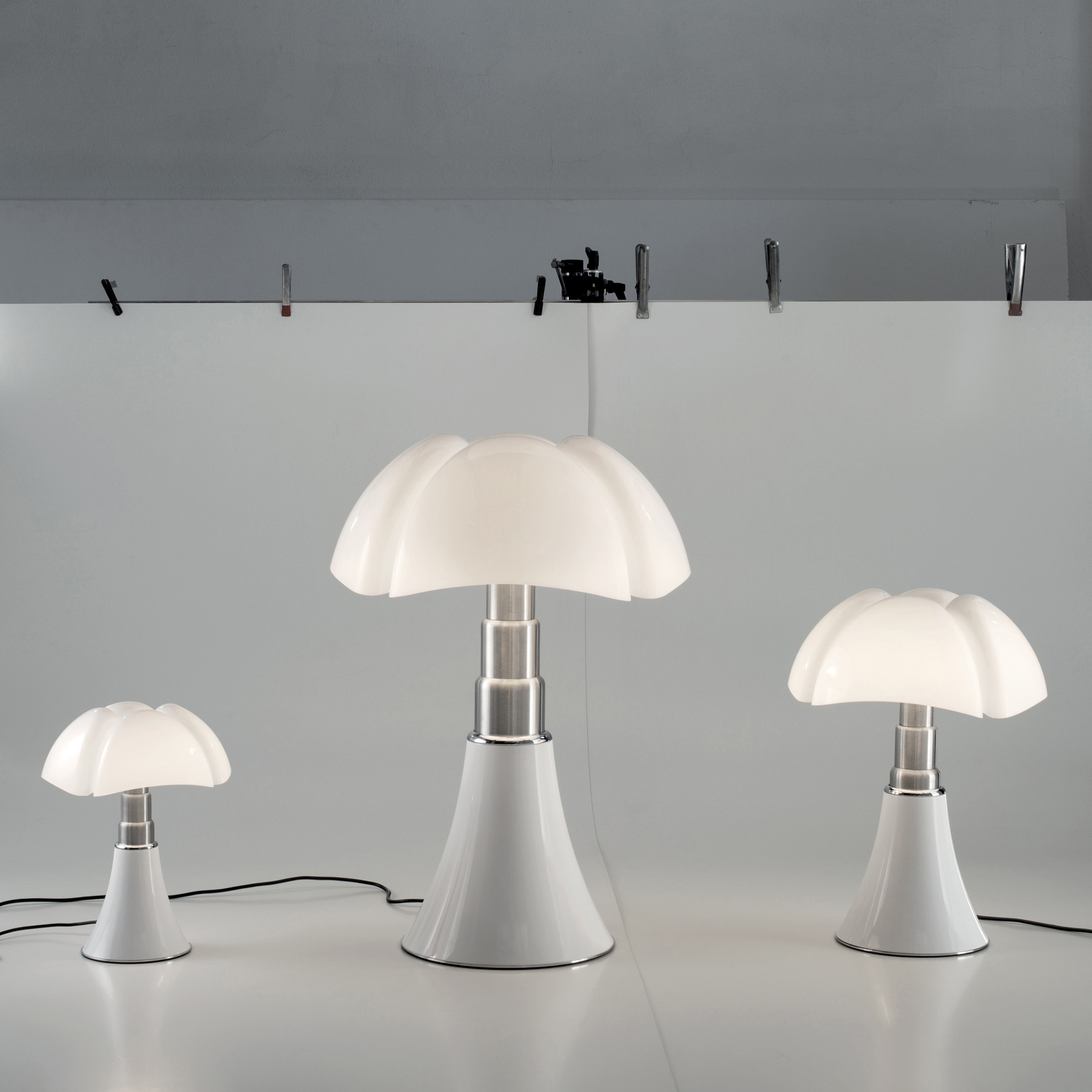 Stolná lampa PIPISTRELLO MEDIUM s opálovým tienidlo a bielym podstavcom
