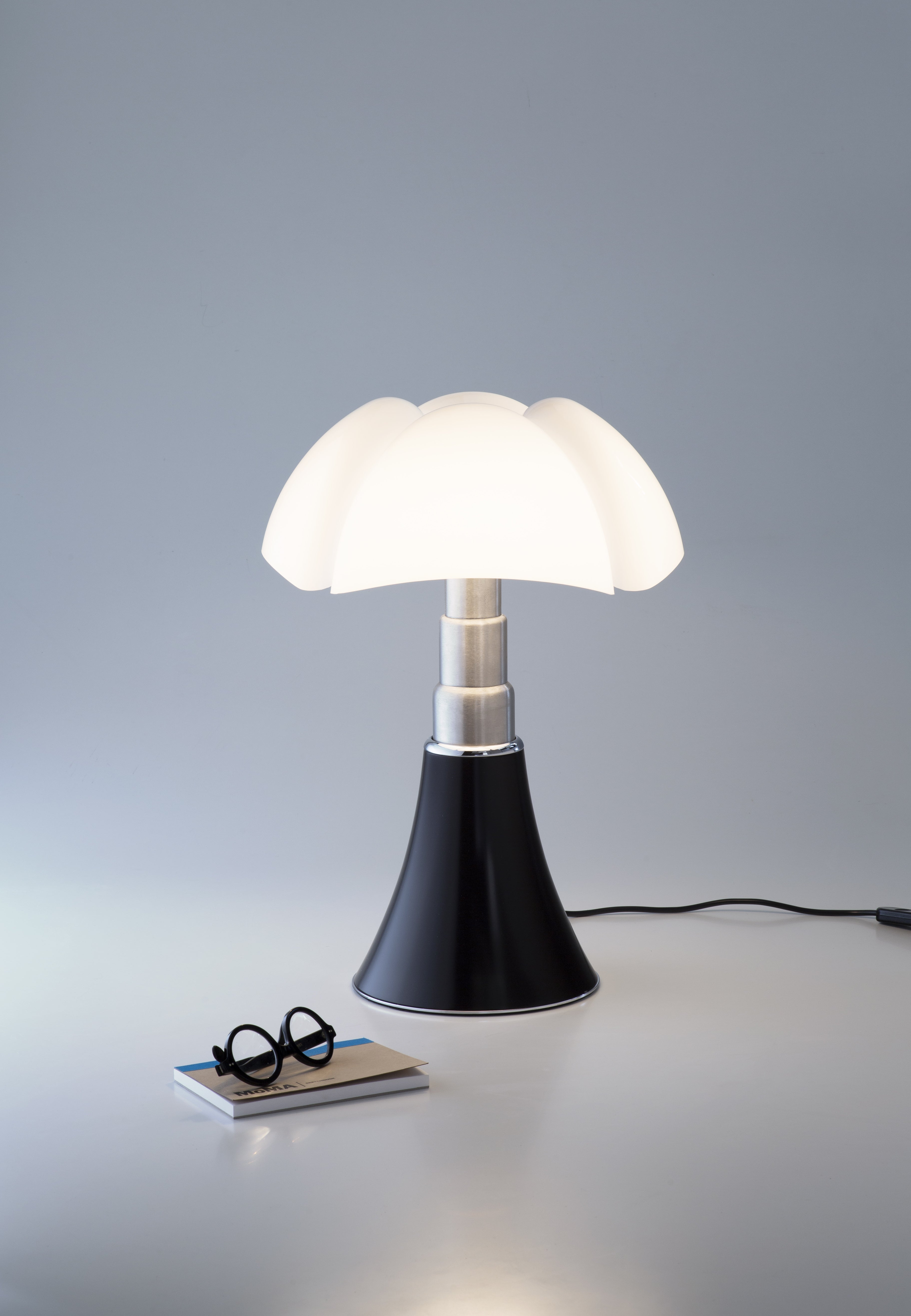 Stolná lampa PIPISTRELLO MEDIUM s opálovým tienidlo a čiernym podstavcom