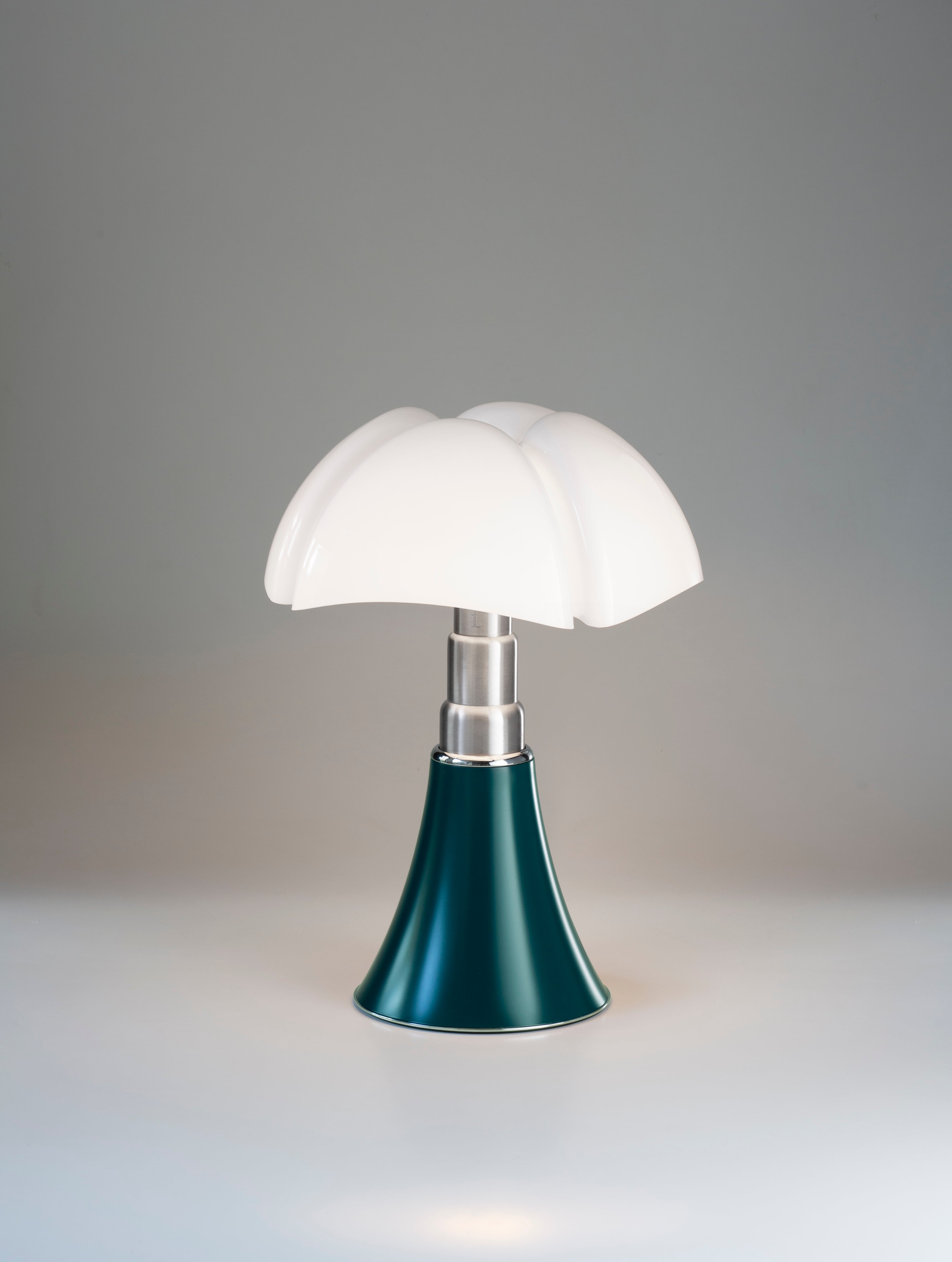 Stolná lampa PIPISTRELLO MEDIUM s opálovým tienidlo a tmavozeleným podstavcom