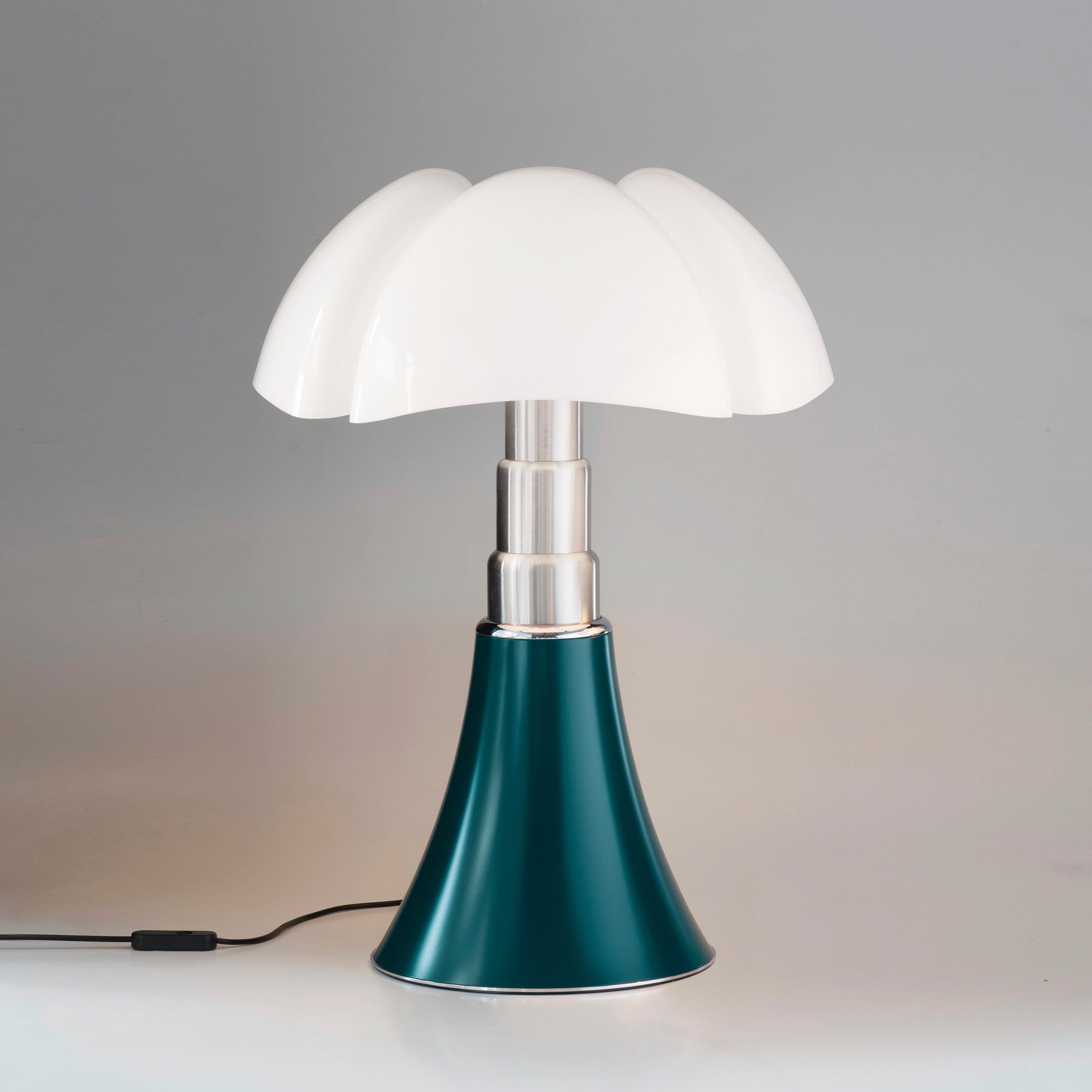 Stolná lampa PIPISTRELLO MEDIUM s opálovým tienidlo a tmavozeleným podstavcom