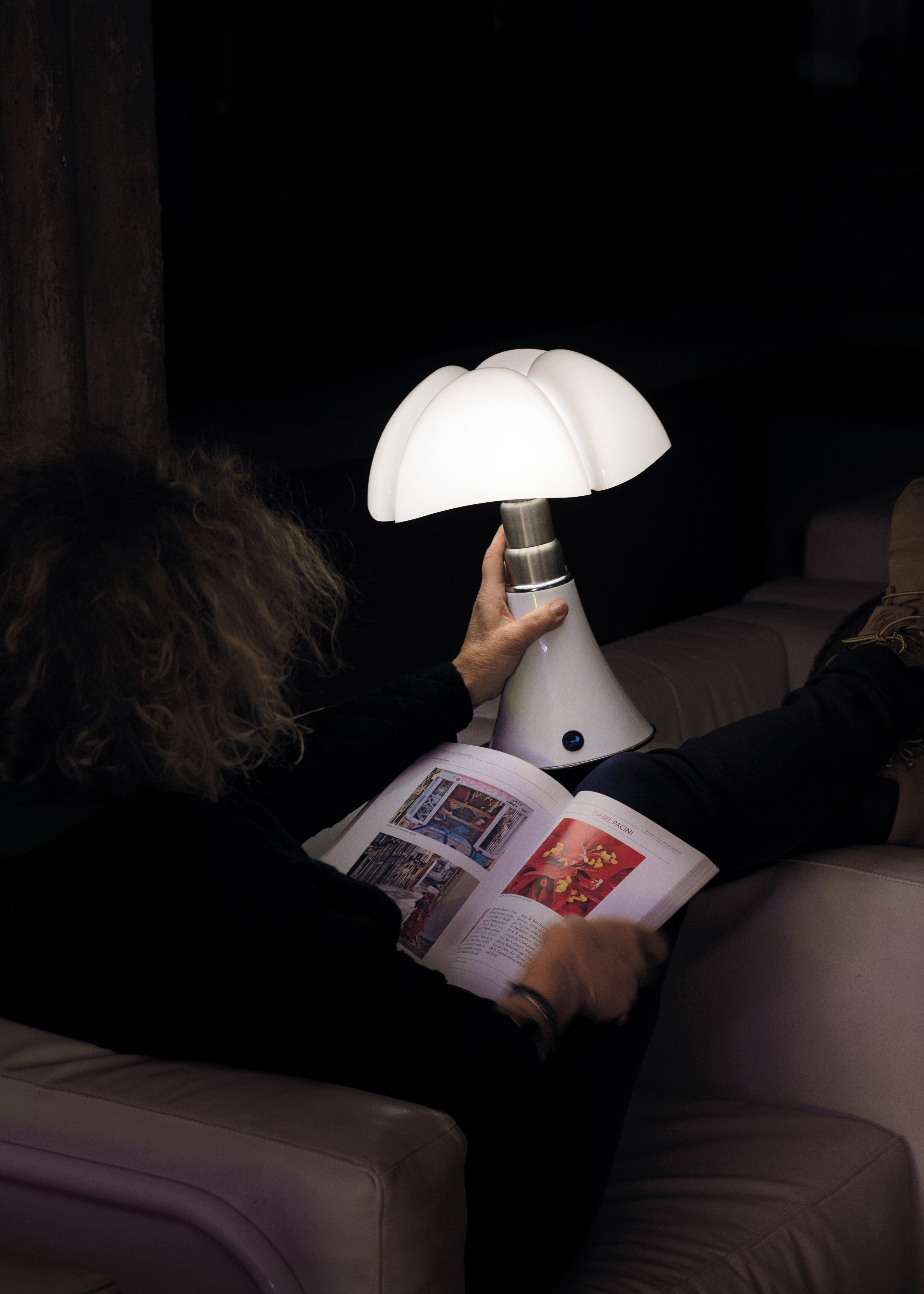 Stolná lampa MINIPIPISTRELLO s opálovým tienidlo a bielym podstavcom