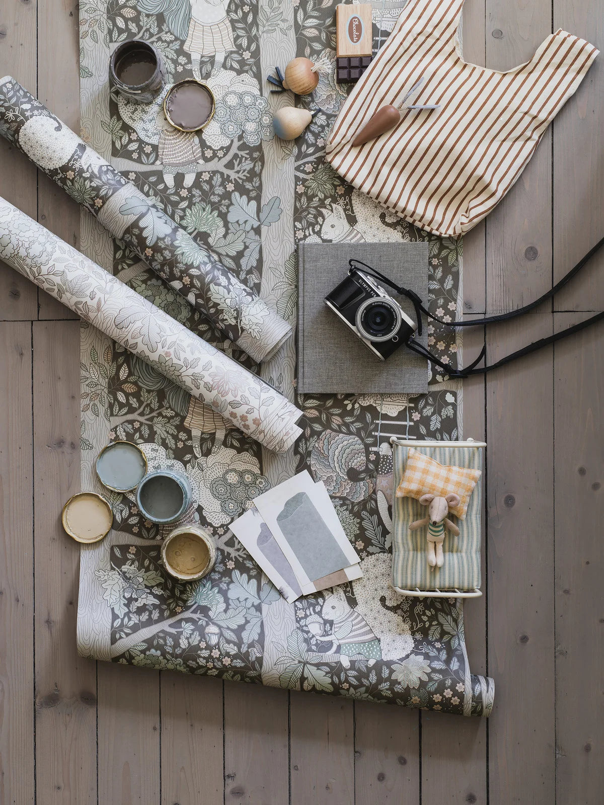 Detská tapeta s motívom rozprávkového lesa CHARLIE hnedá s bielou