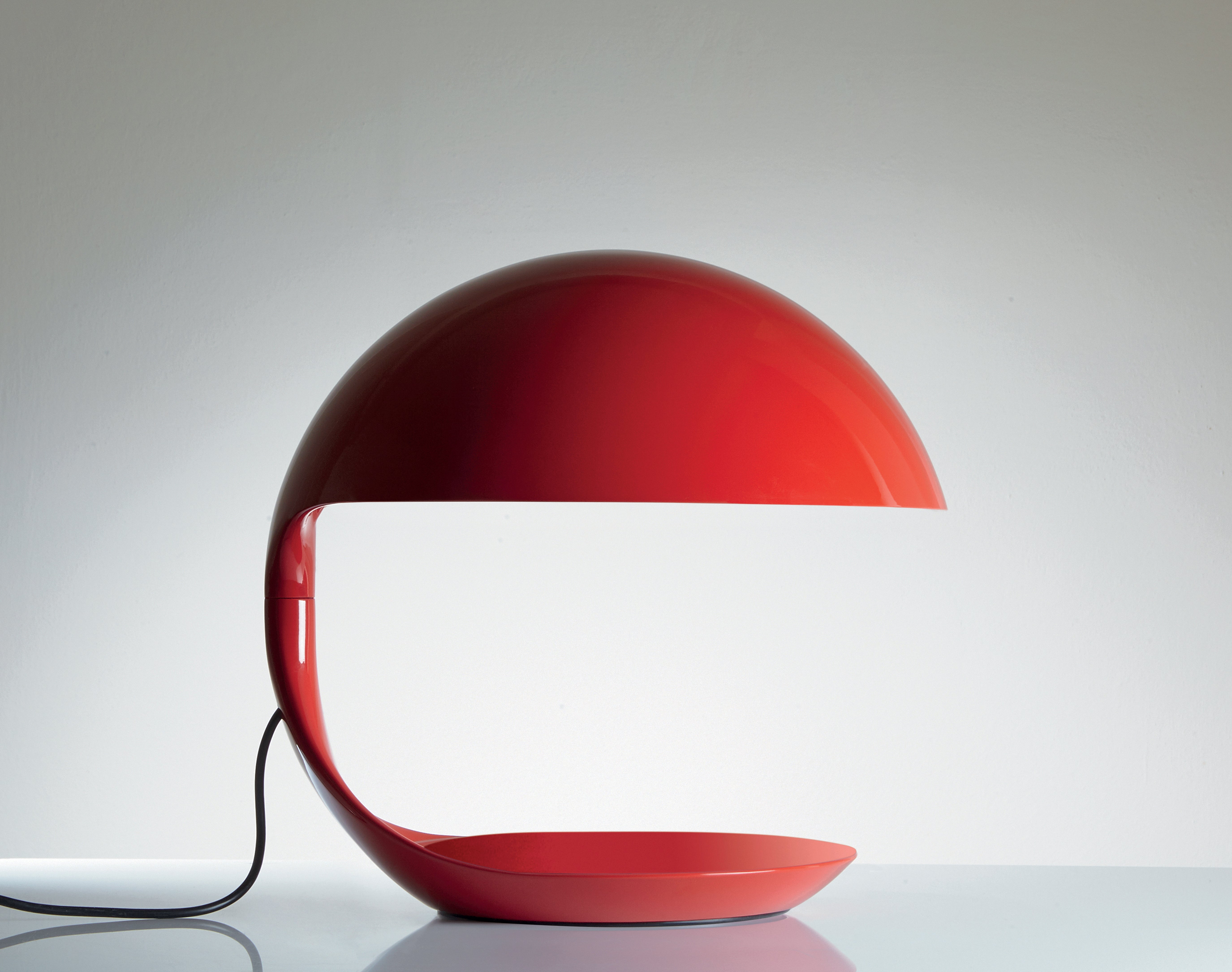 Cobra Table Lamp in Glossy Red