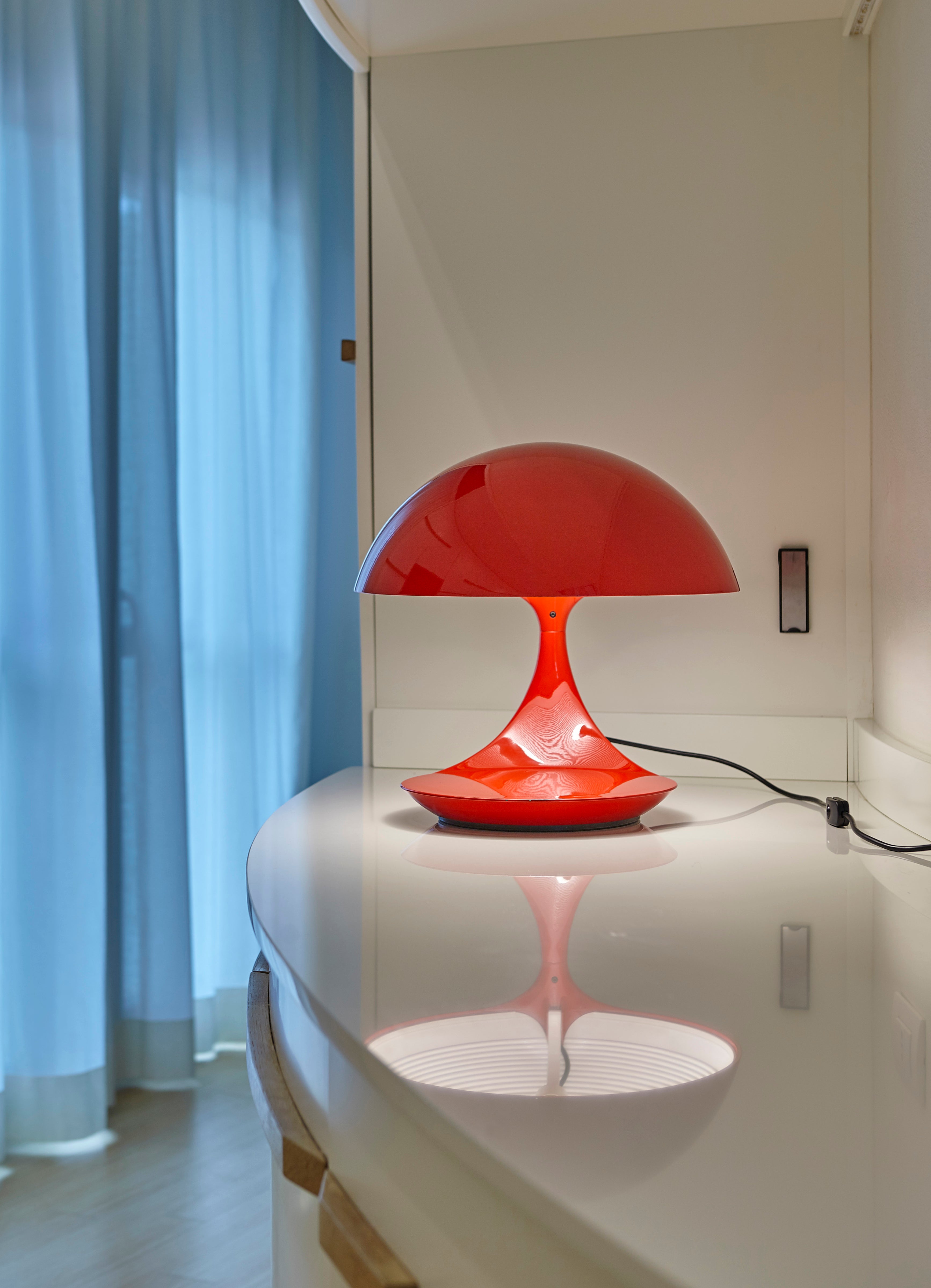 Cobra Table Lamp in Glossy Red