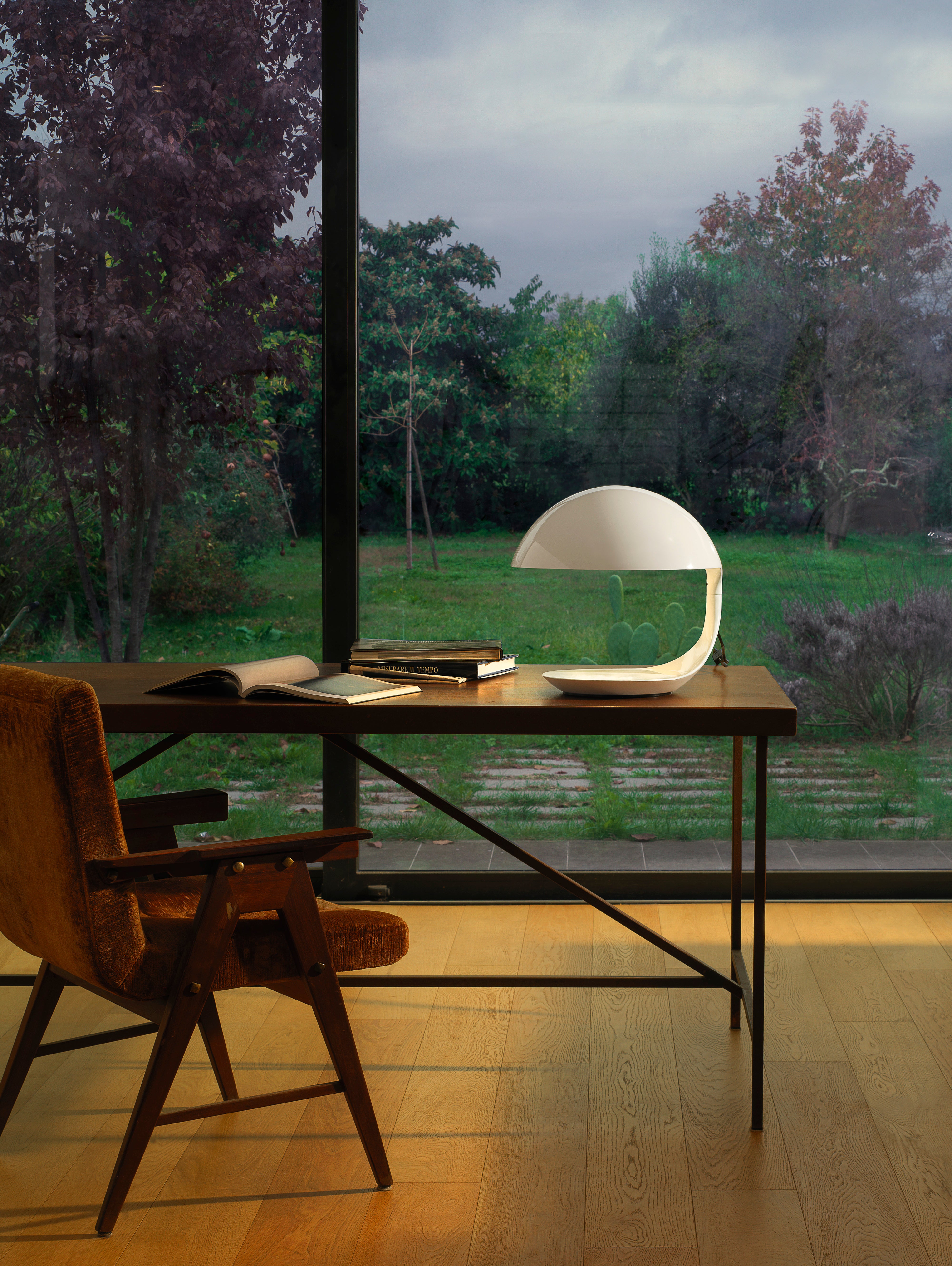 Cobra Table Lamp in Glossy White