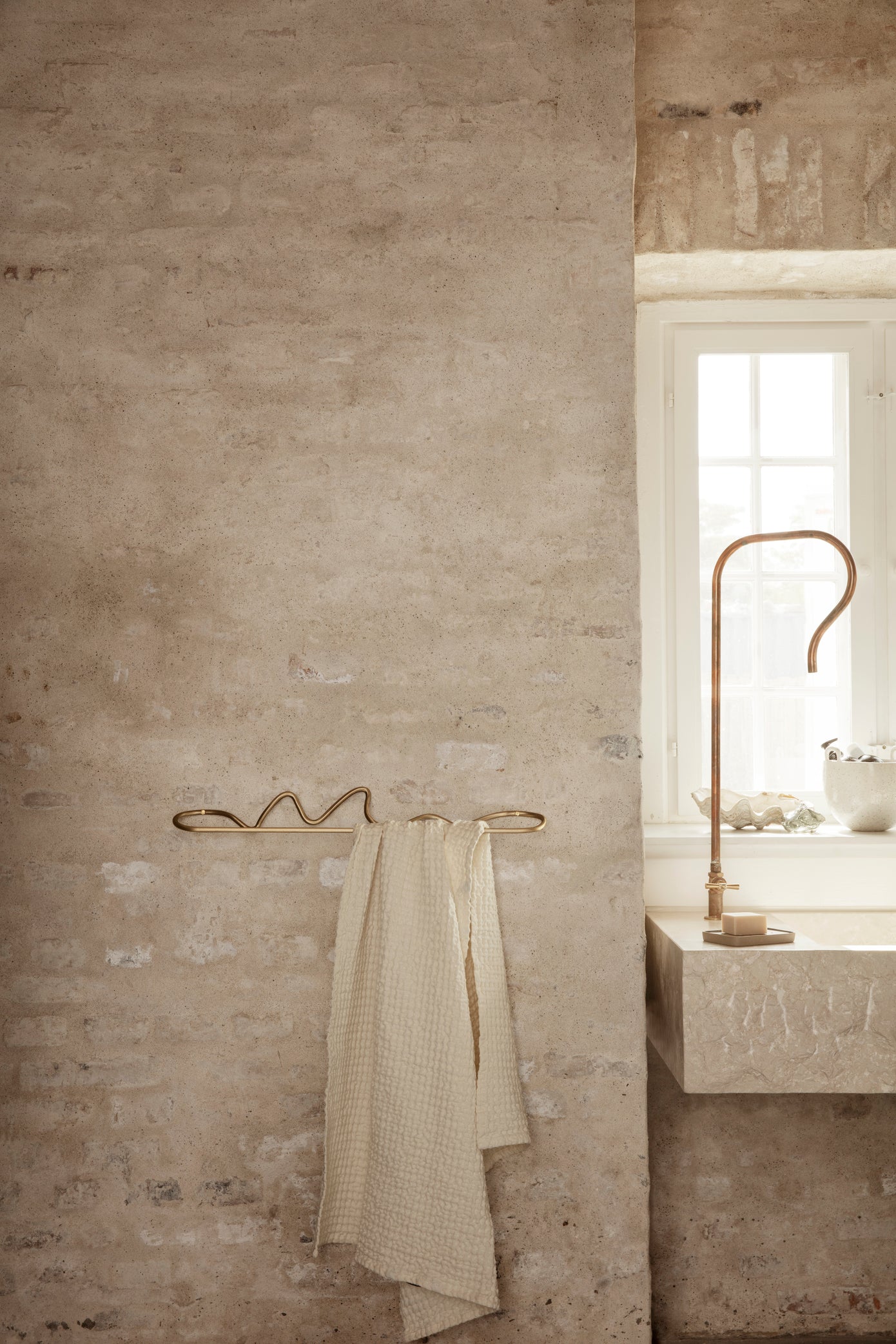 Curvature towel hanger black brass