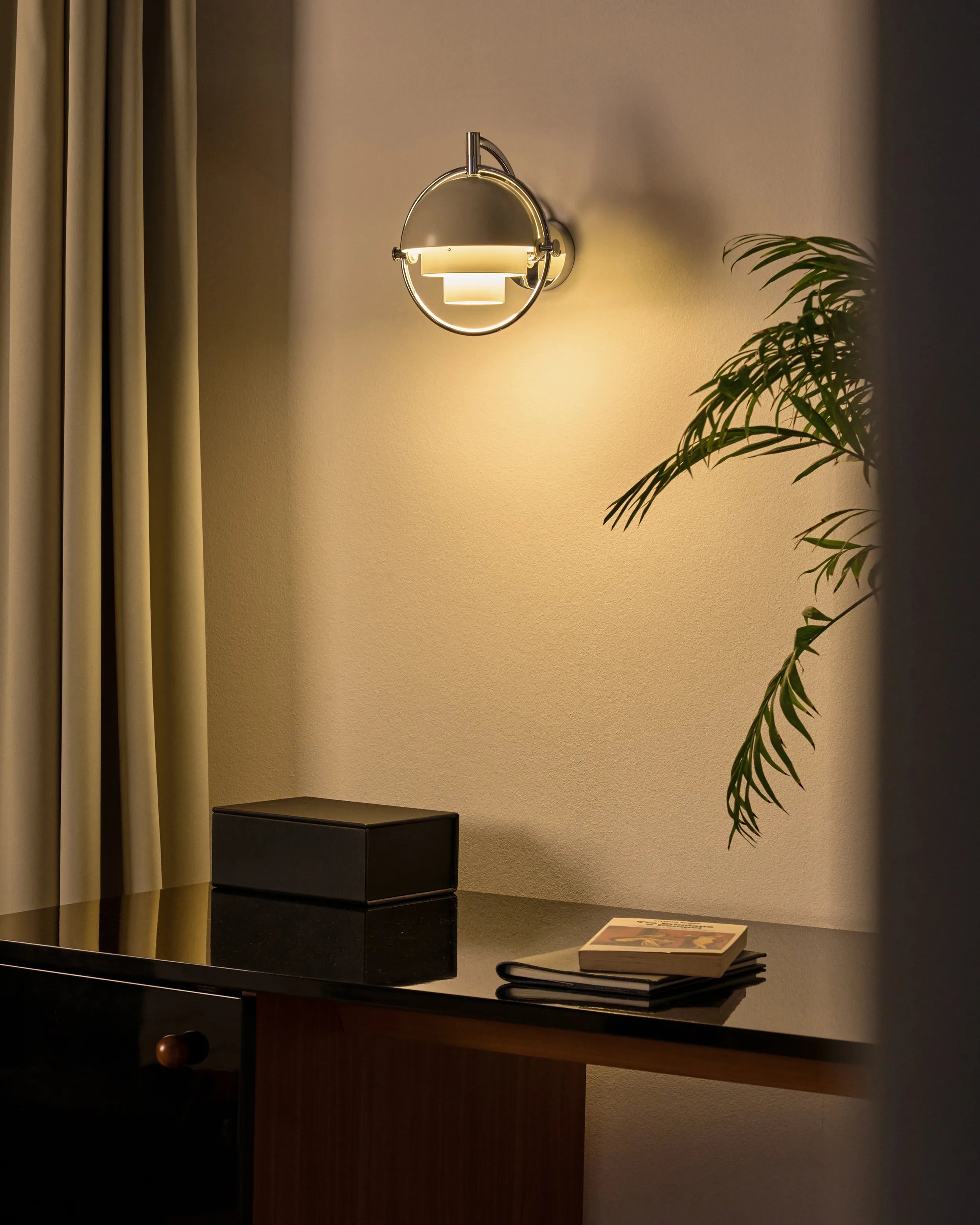 Nástenná lampa MULTI-LITE biela s chrómovým podstavcom