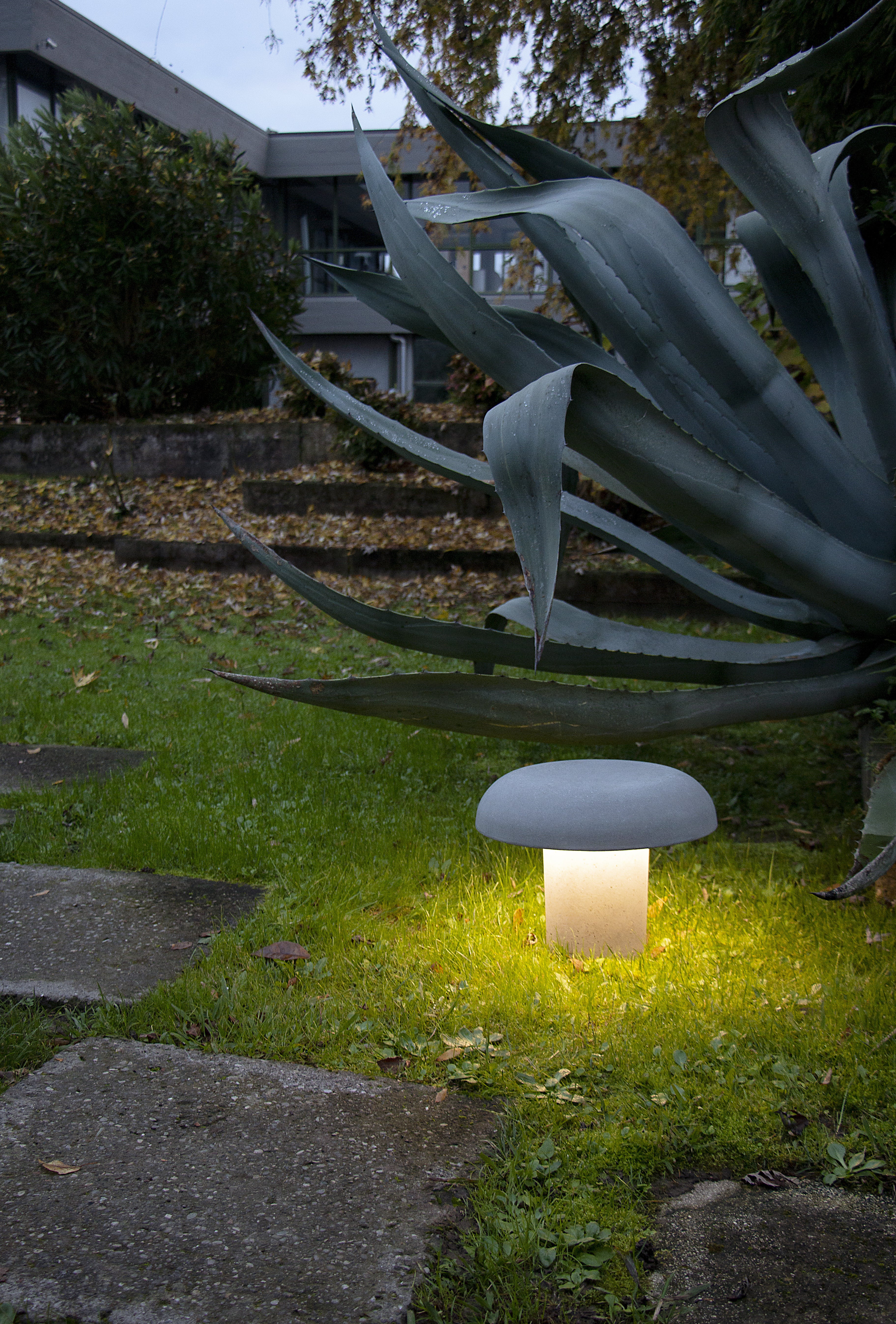 Záhradná lampa AMANITA šedý betón