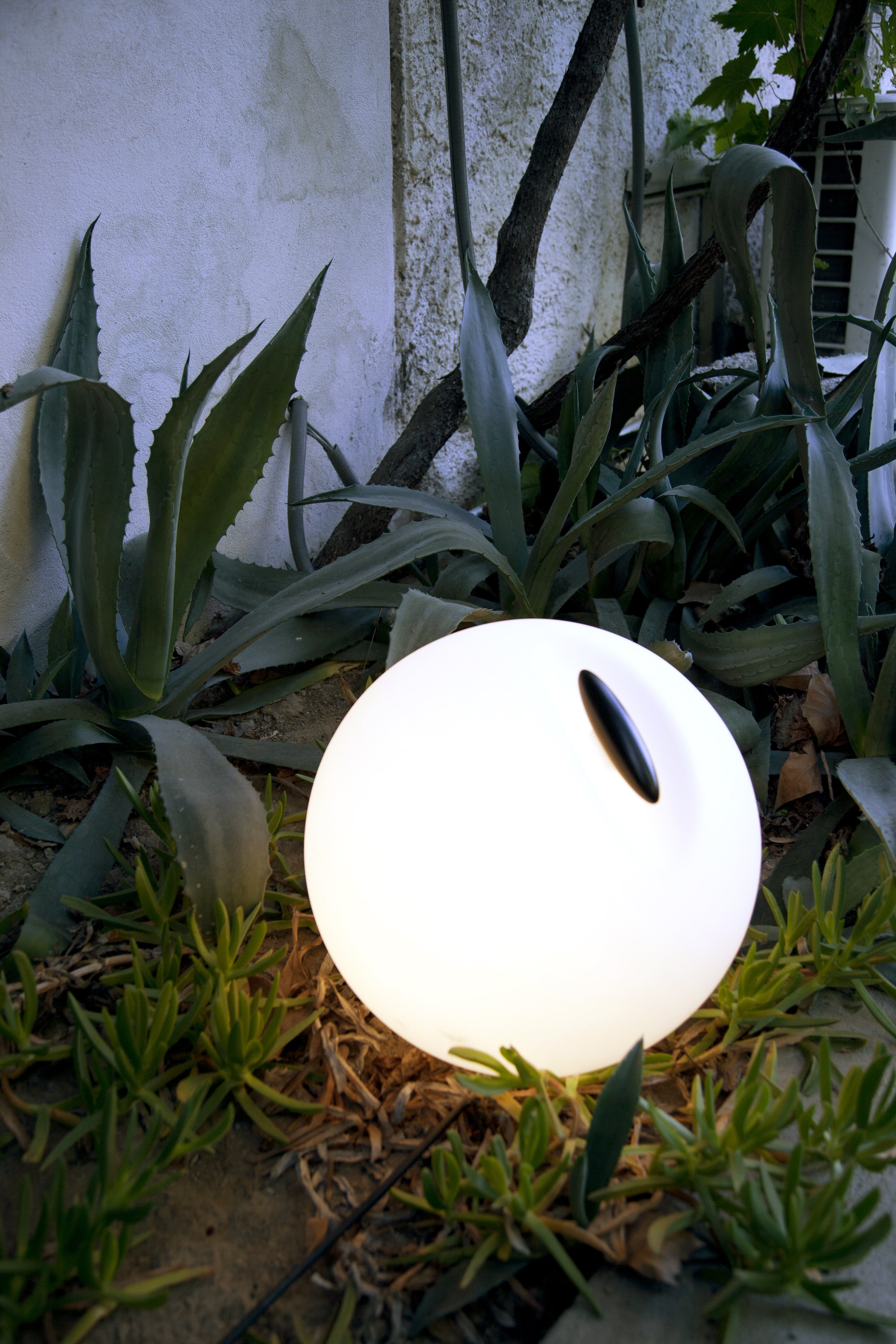 Biela vonkajšia podlahová lampa BOWL