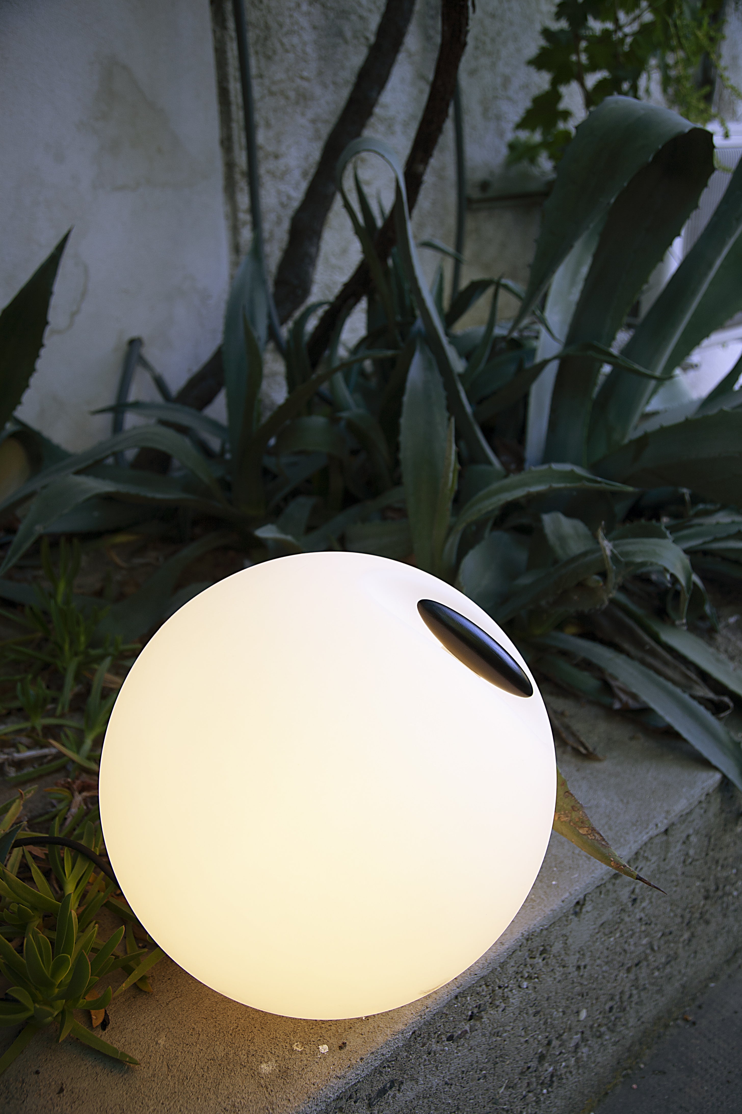 Biela vonkajšia podlahová lampa BOWL