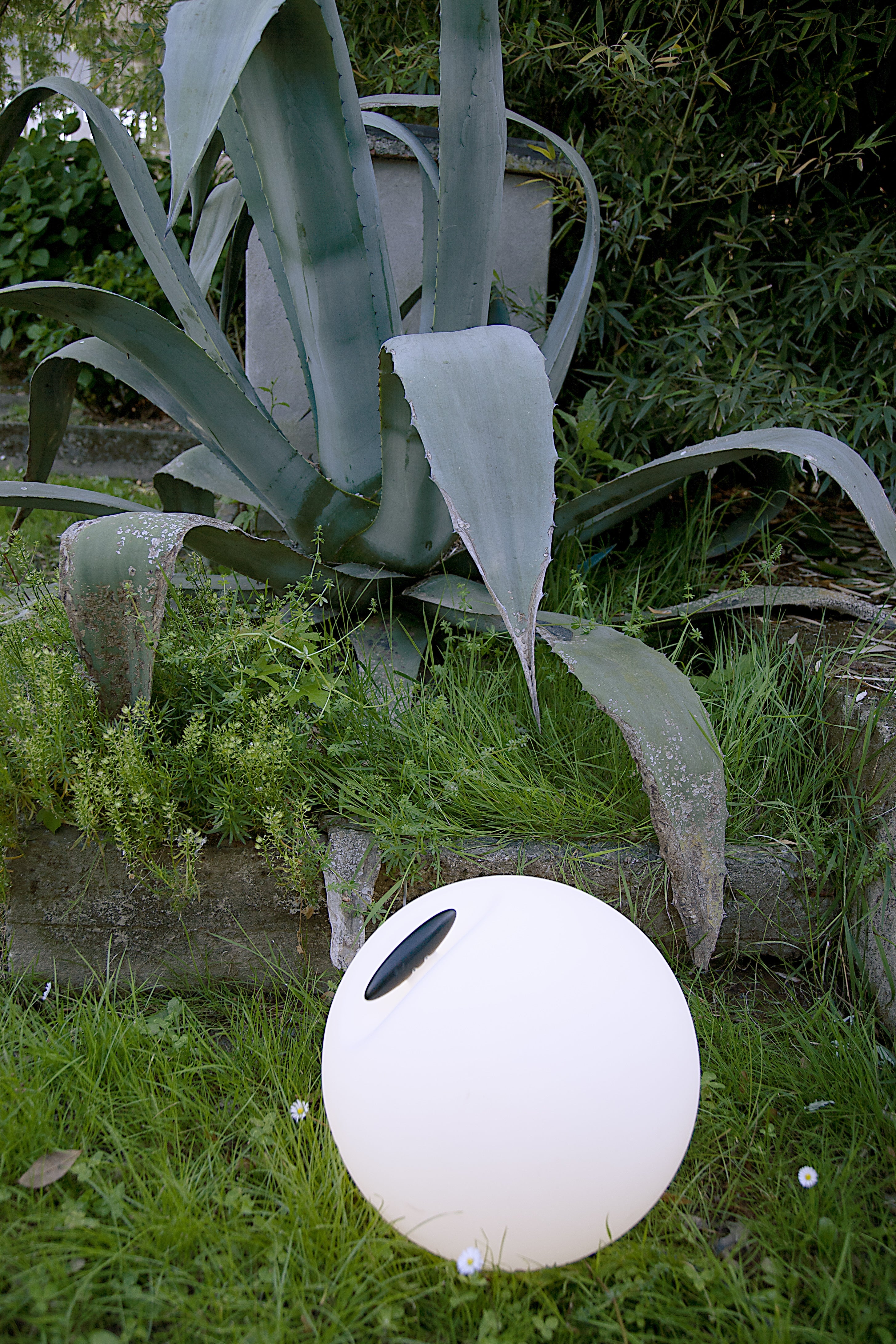 Biela vonkajšia podlahová lampa BOWL