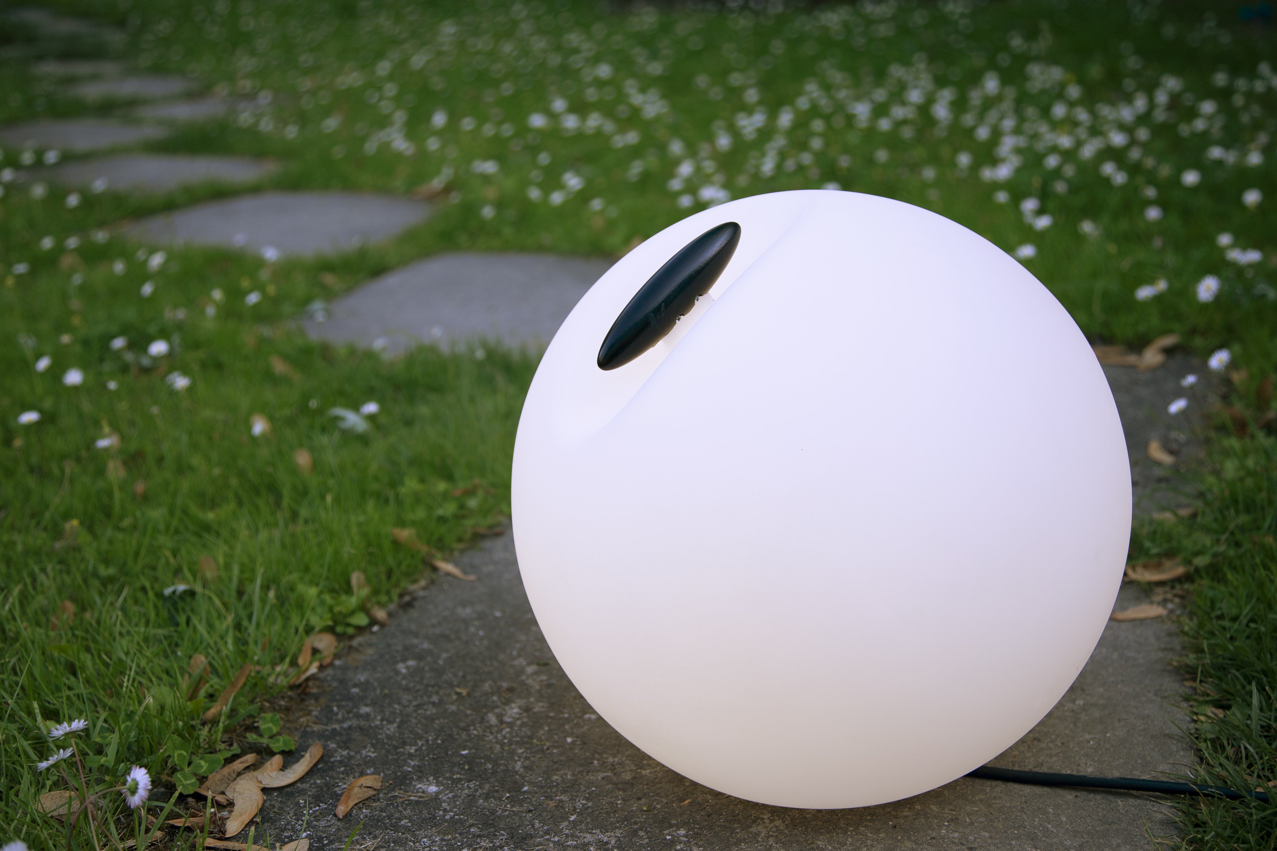 Biela vonkajšia podlahová lampa BOWL