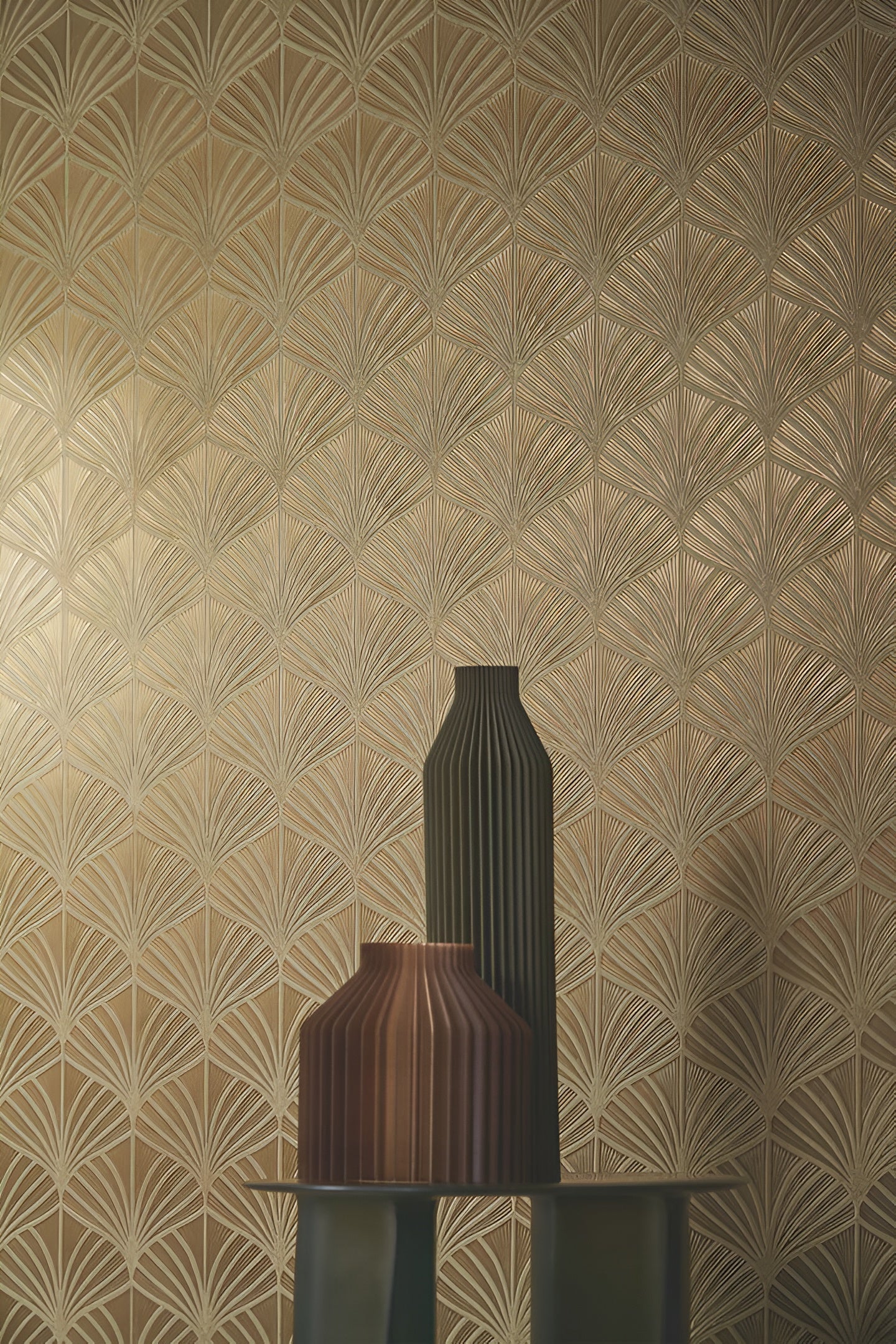 Metalická štruktúrovaná tapeta s rastlinným motívom listov NEREIDES - BRUN PATINÉ hnedá s patinou