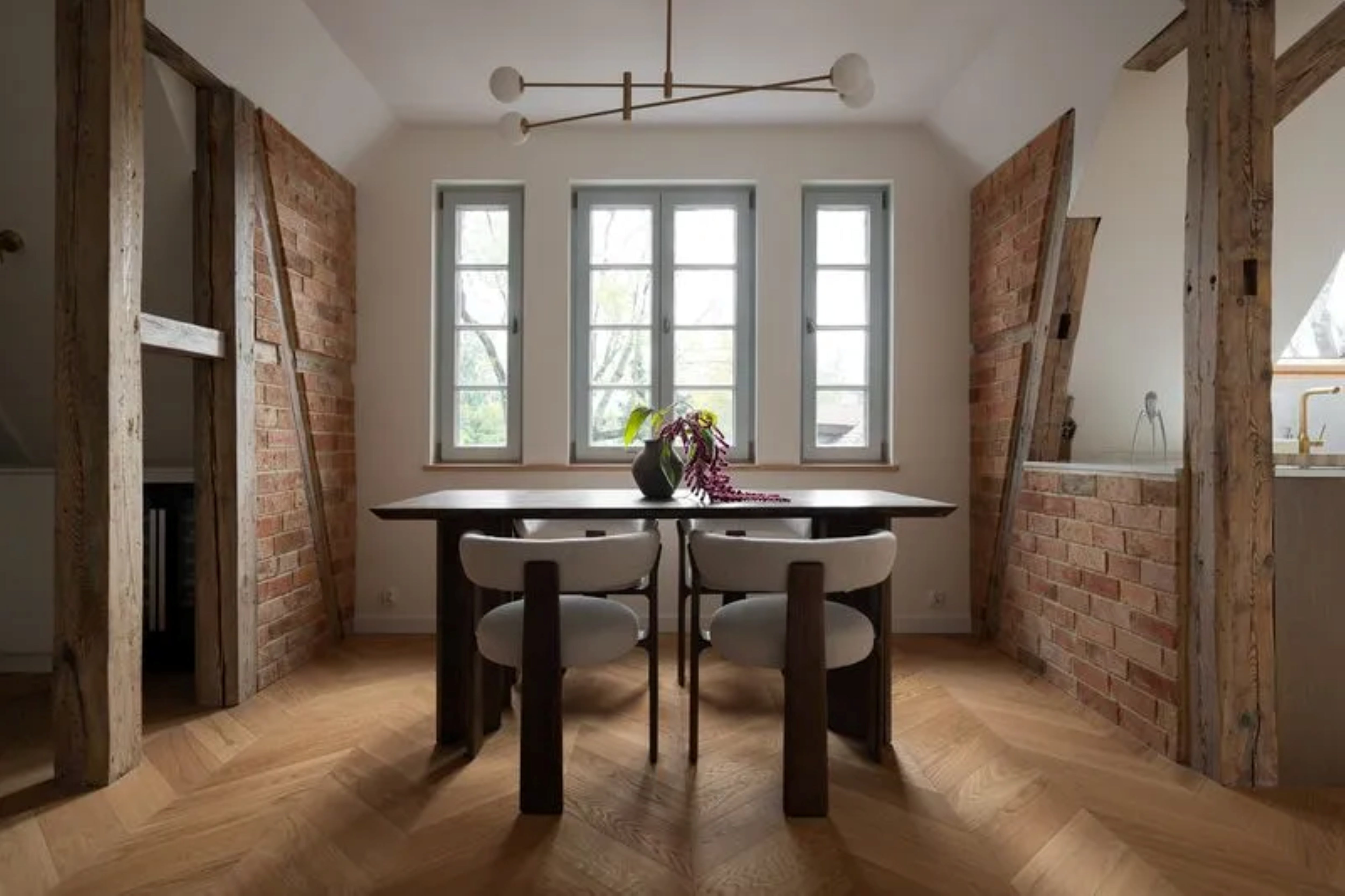 KALA Table in Oak Wood