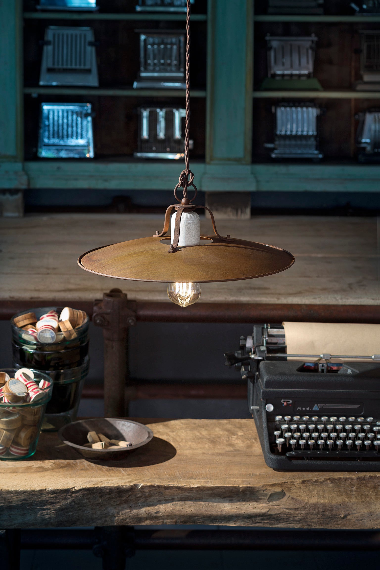 GRUNGE rust-colored ceramic and iron pendant lamp with a cream Craquelé effect