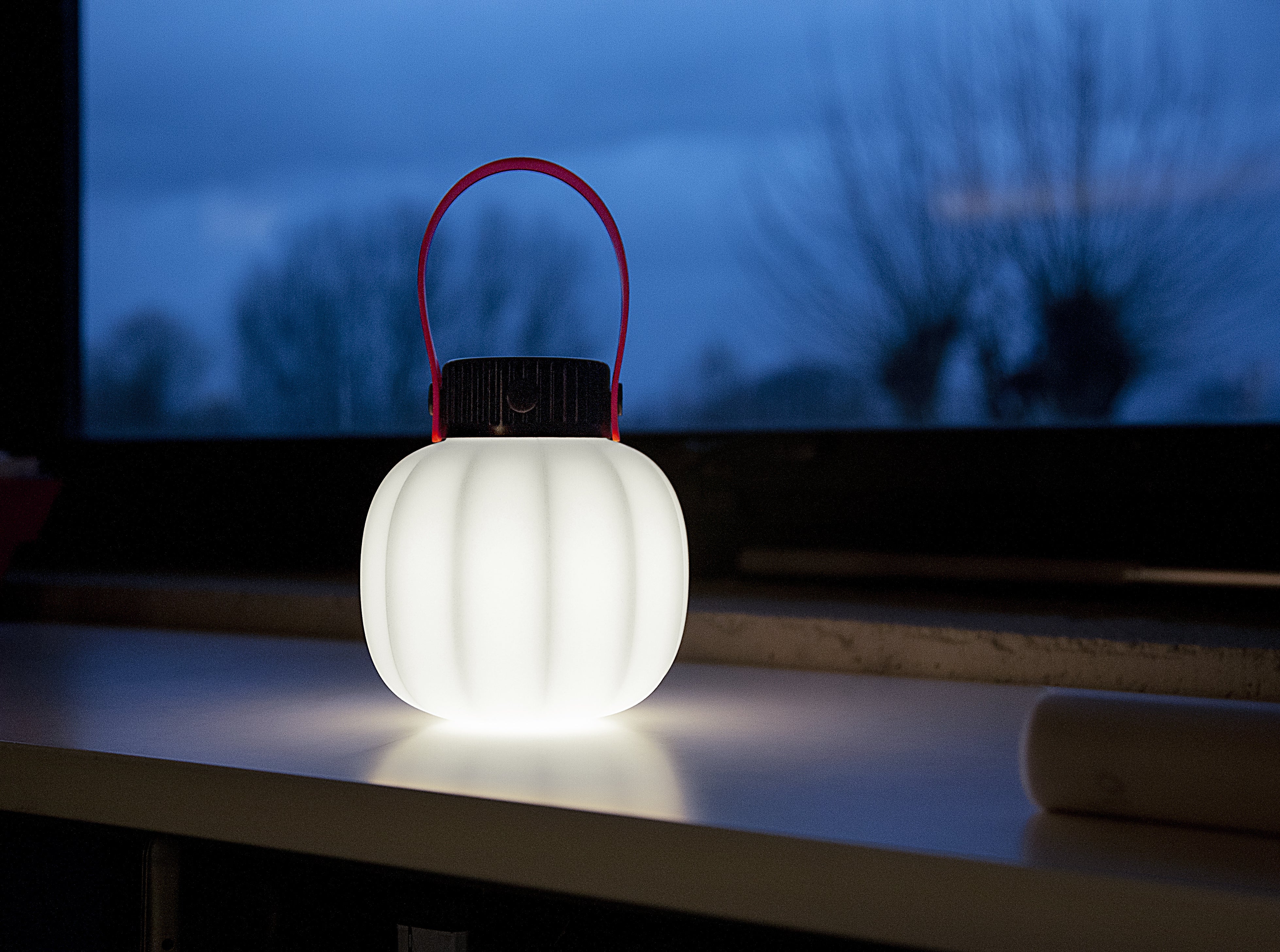 Prenosná vonkajšia lampa KIKI biela so silikónovým držadlom
