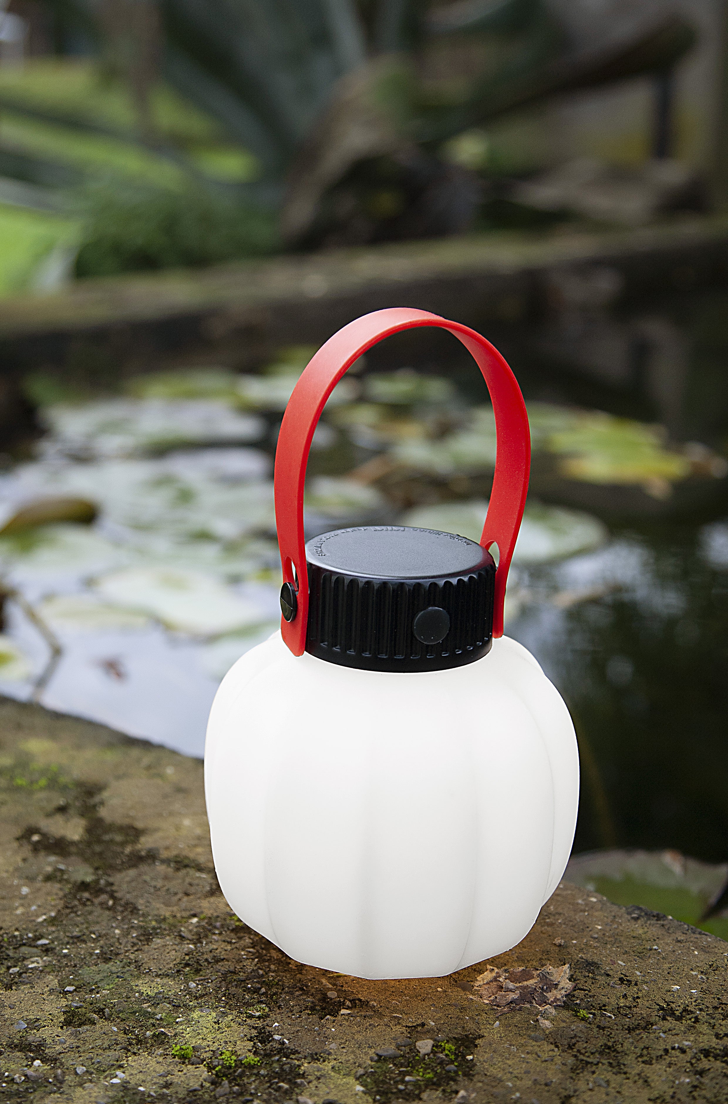 Prenosná vonkajšia lampa KIKI biela so silikónovým držadlom