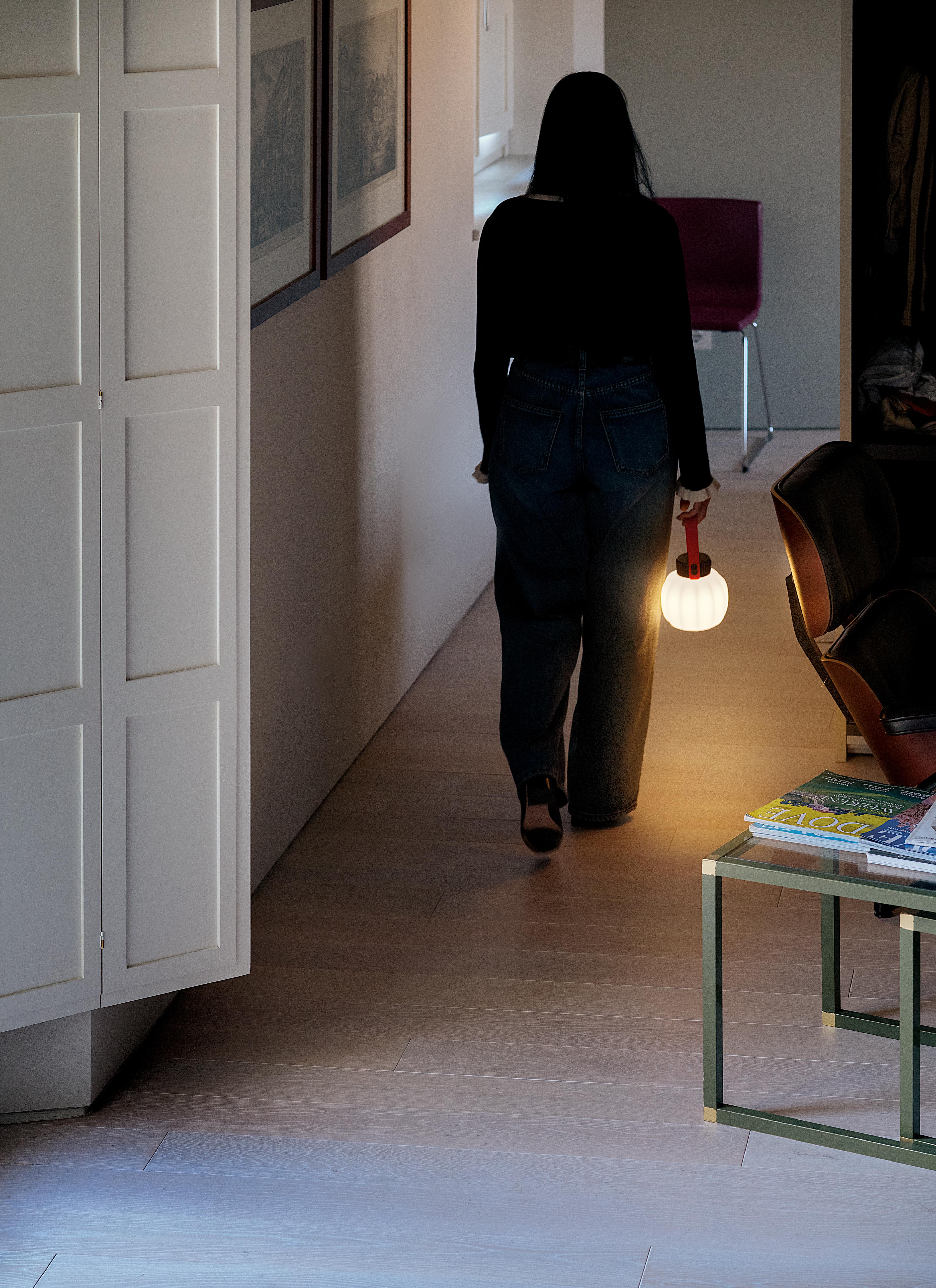 Prenosná vonkajšia lampa KIKI biela so silikónovým držadlom