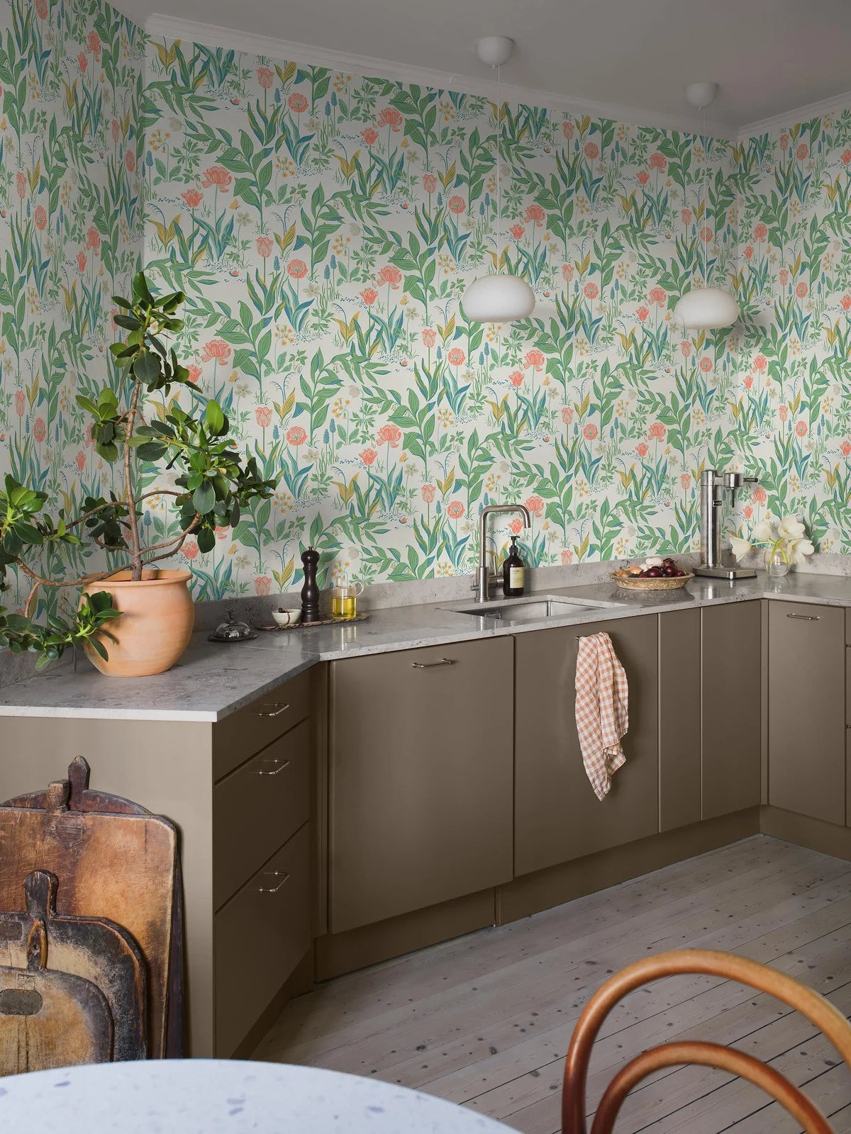 Tapeta s rastlinným vzorom kvetov JARNÁ ZÁHRADA biela so zelenou