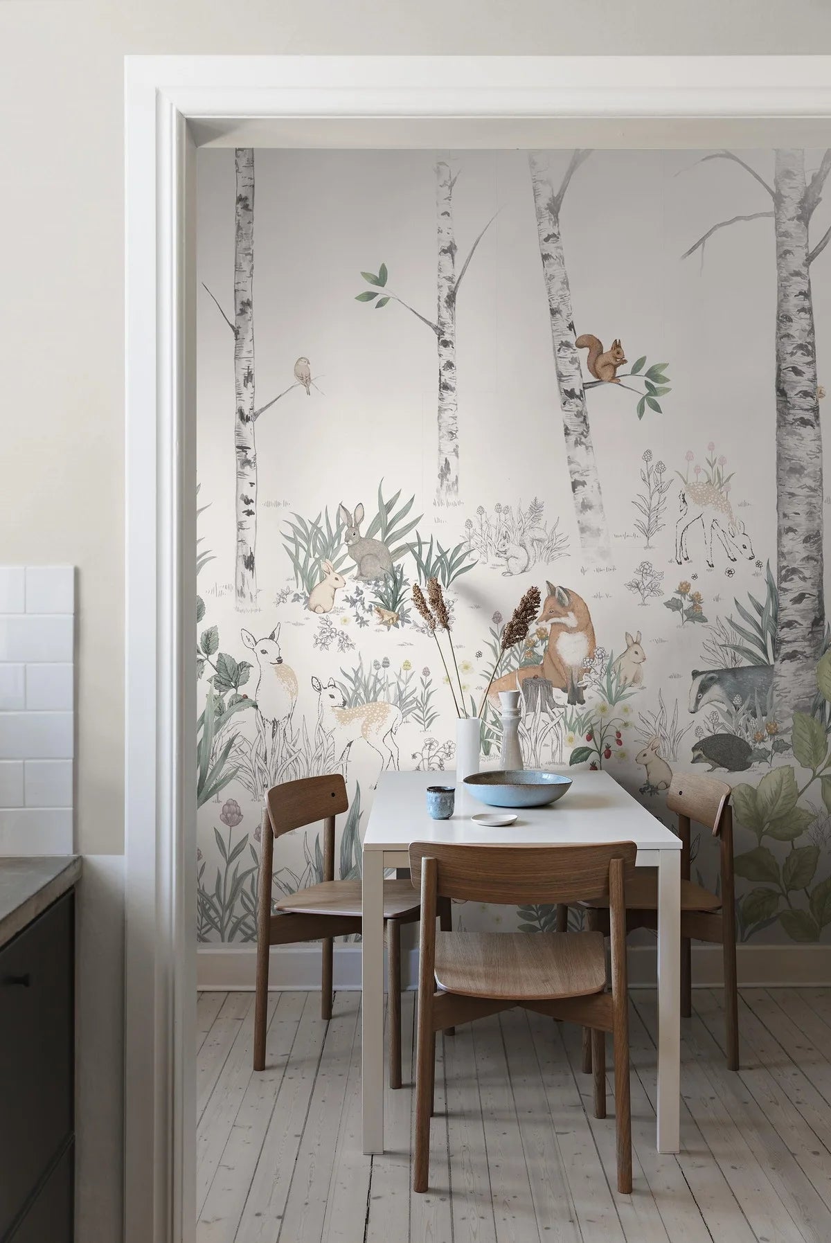 Detská nástenná maľba s lesným krajinným motívom MAGIC FOREST teplá biela