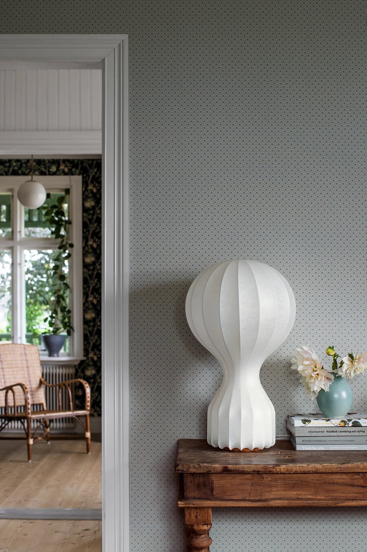 Geometrická tapeta s kvetinovým motívom DAISY šedá