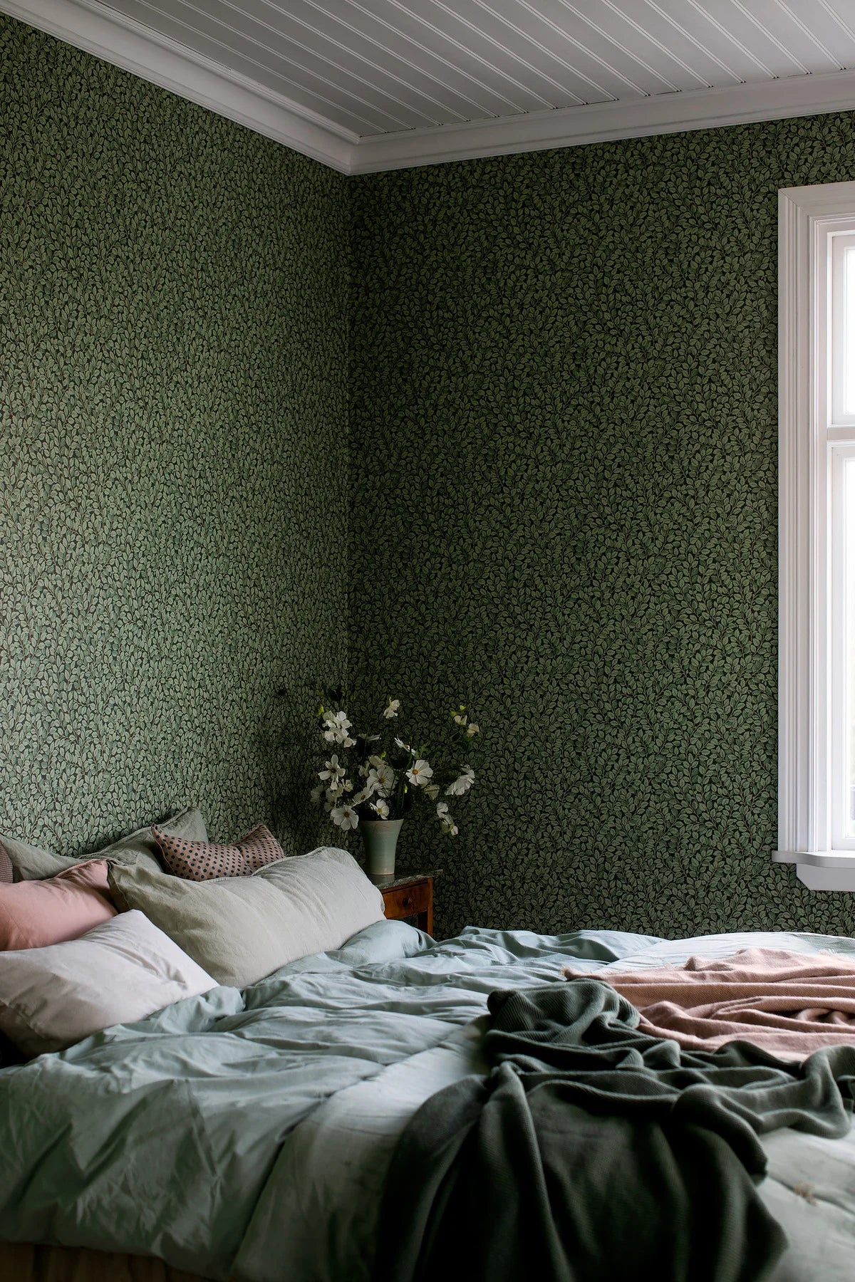 Wallpaper with a green leaf plant motif HAZEL