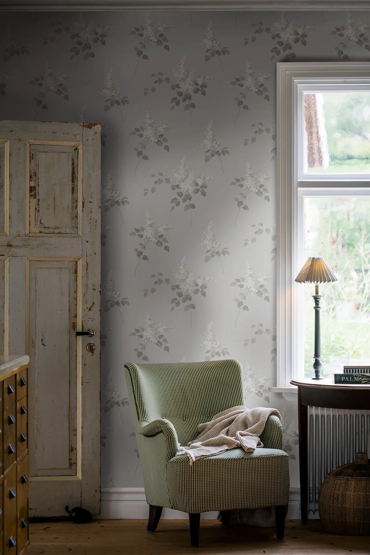 Tapeta s rastlinným vzorom kvetov LILACS šedá s bielou