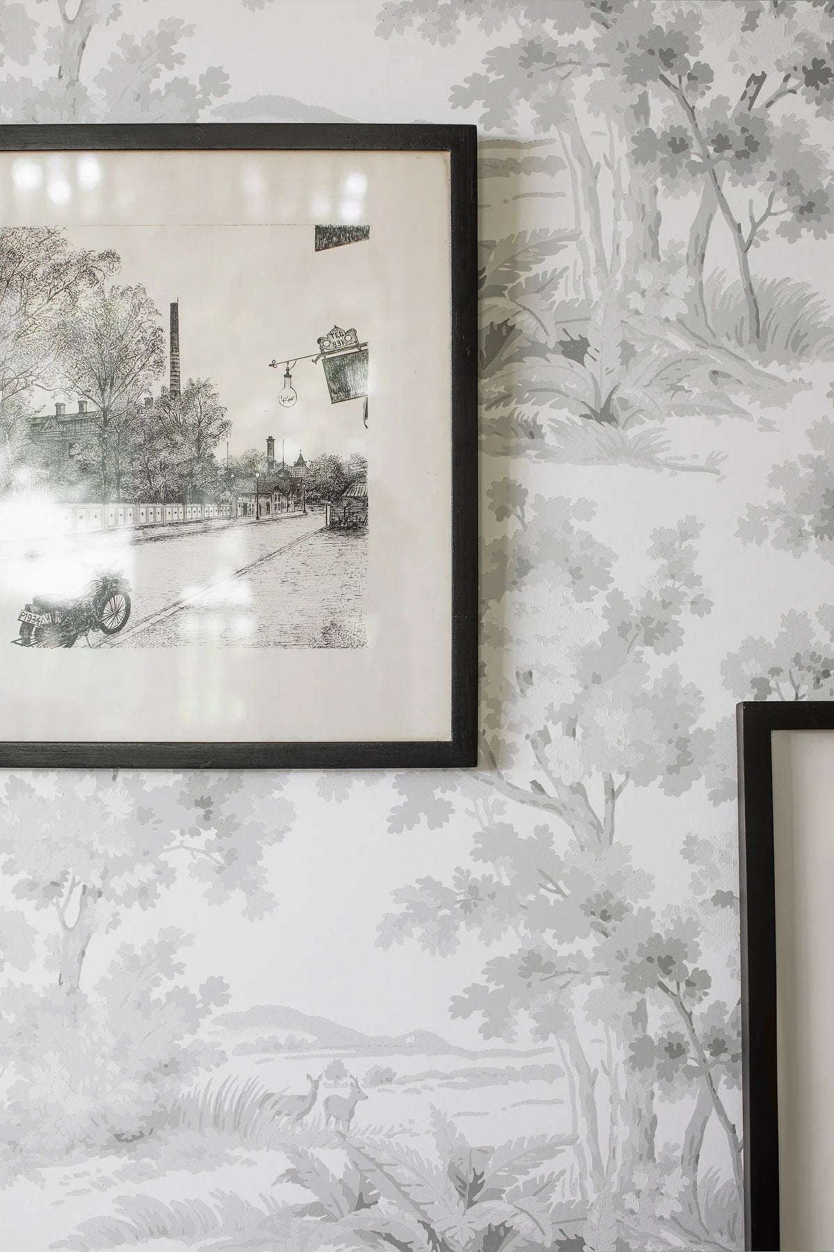 Papierová flizelínová tapeta s rastlinným vzorom VIDIEK RÁNO biela so šedou