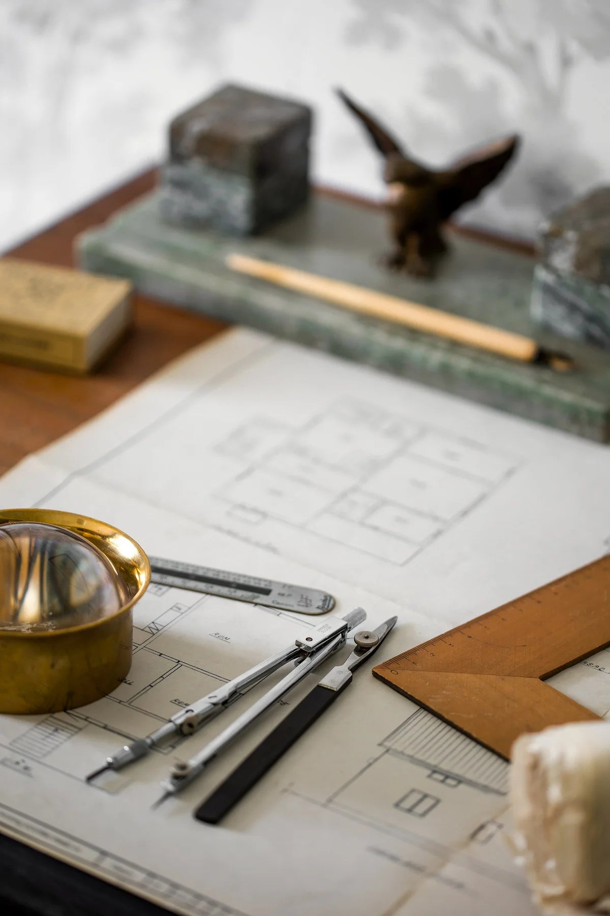 Papierová flizelínová tapeta s rastlinným vzorom VIDIEK RÁNO biela so šedou