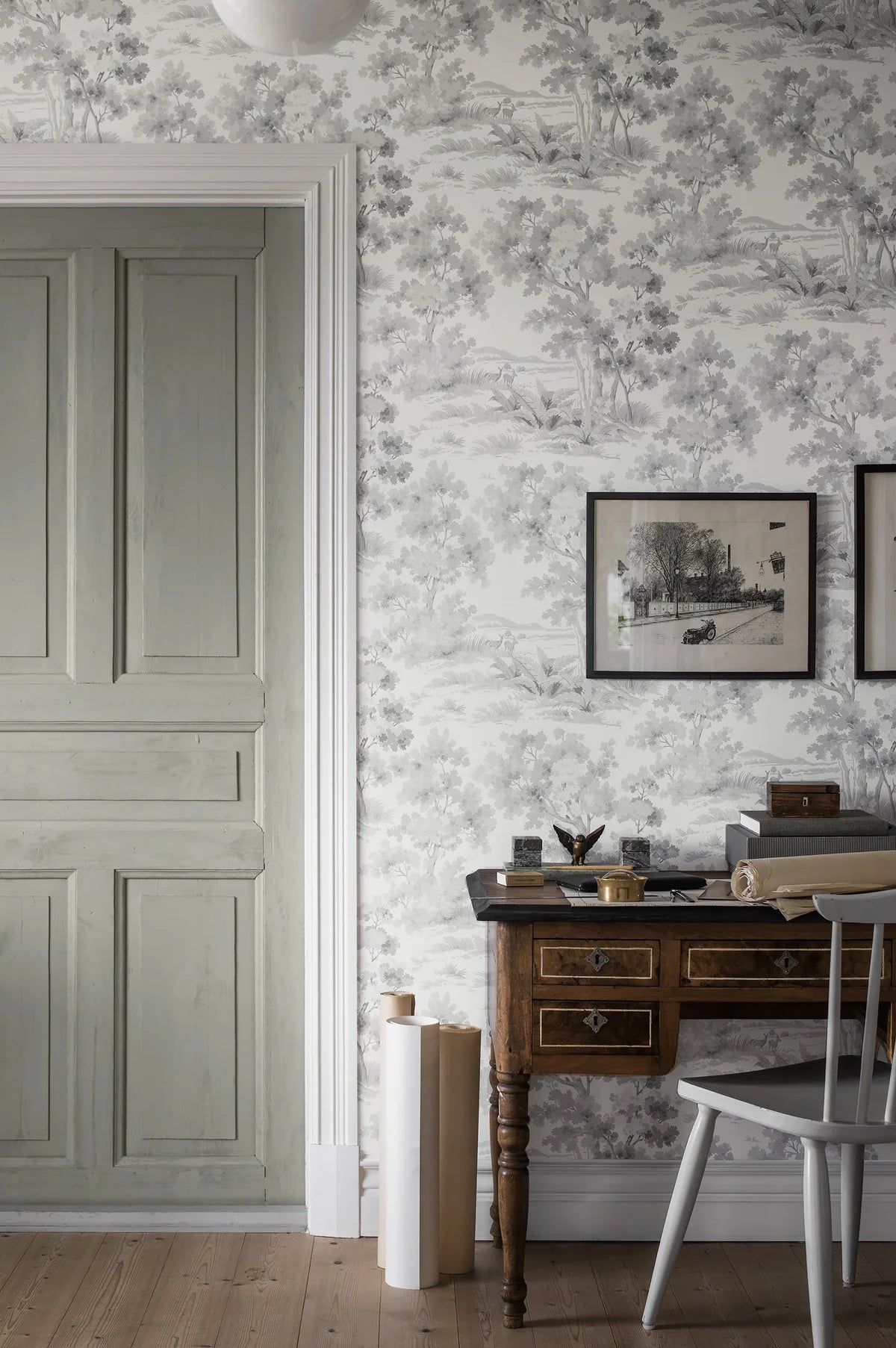 Papierová flizelínová tapeta s rastlinným vzorom VIDIEK RÁNO biela so šedou