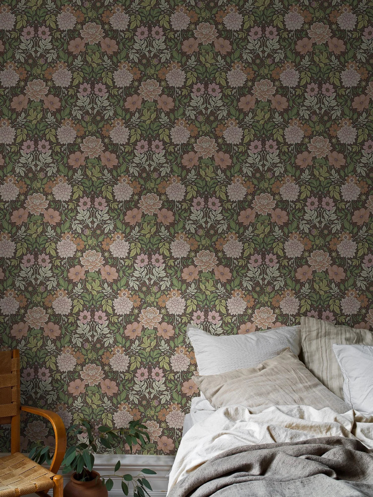 Papierová flizelínová tapeta s rastlinným vzorom DAHLIA GARDEN svetlozelená s ružovou