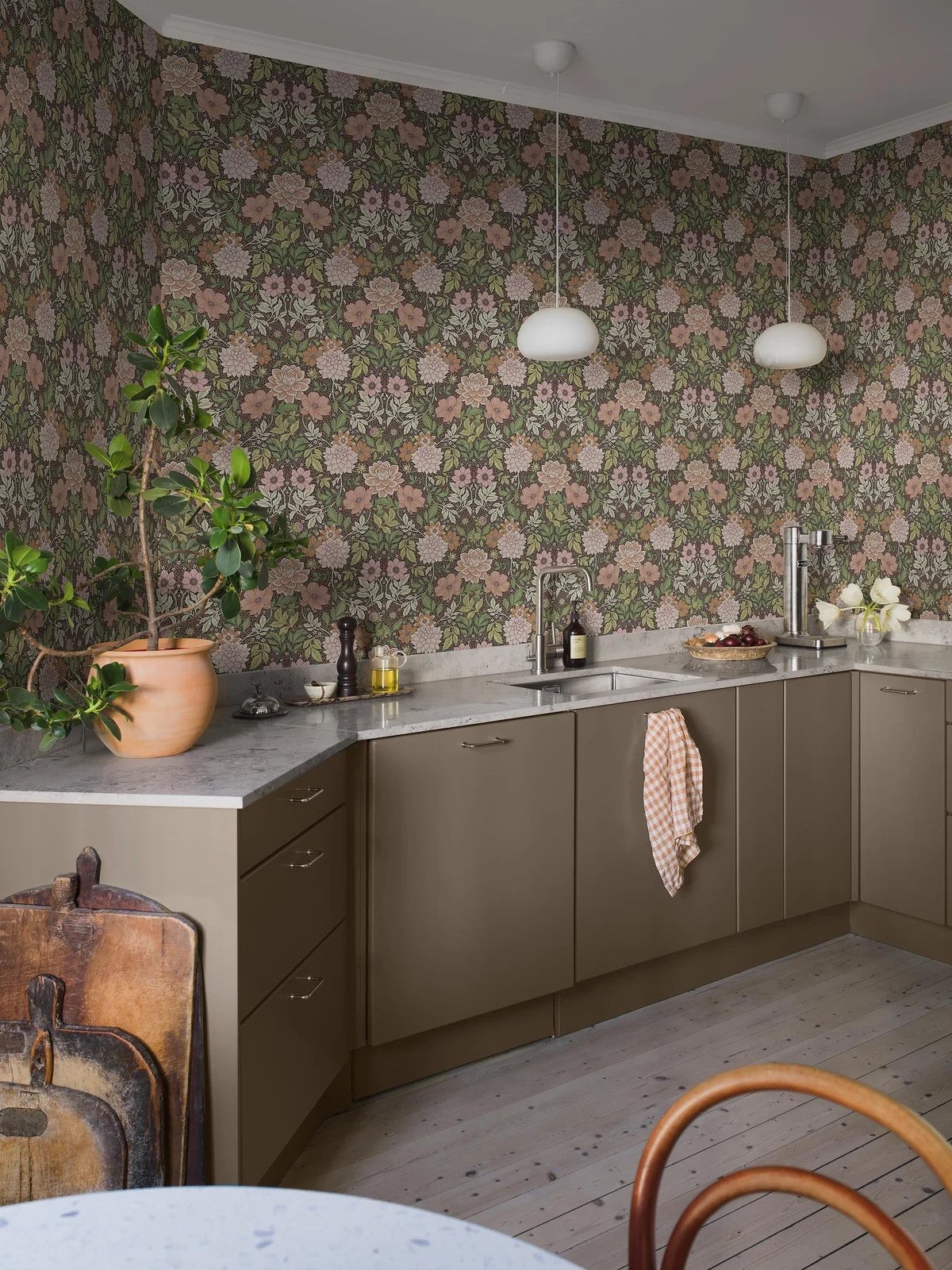 Papierová flizelínová tapeta s rastlinným vzorom DAHLIA GARDEN svetlozelená s ružovou